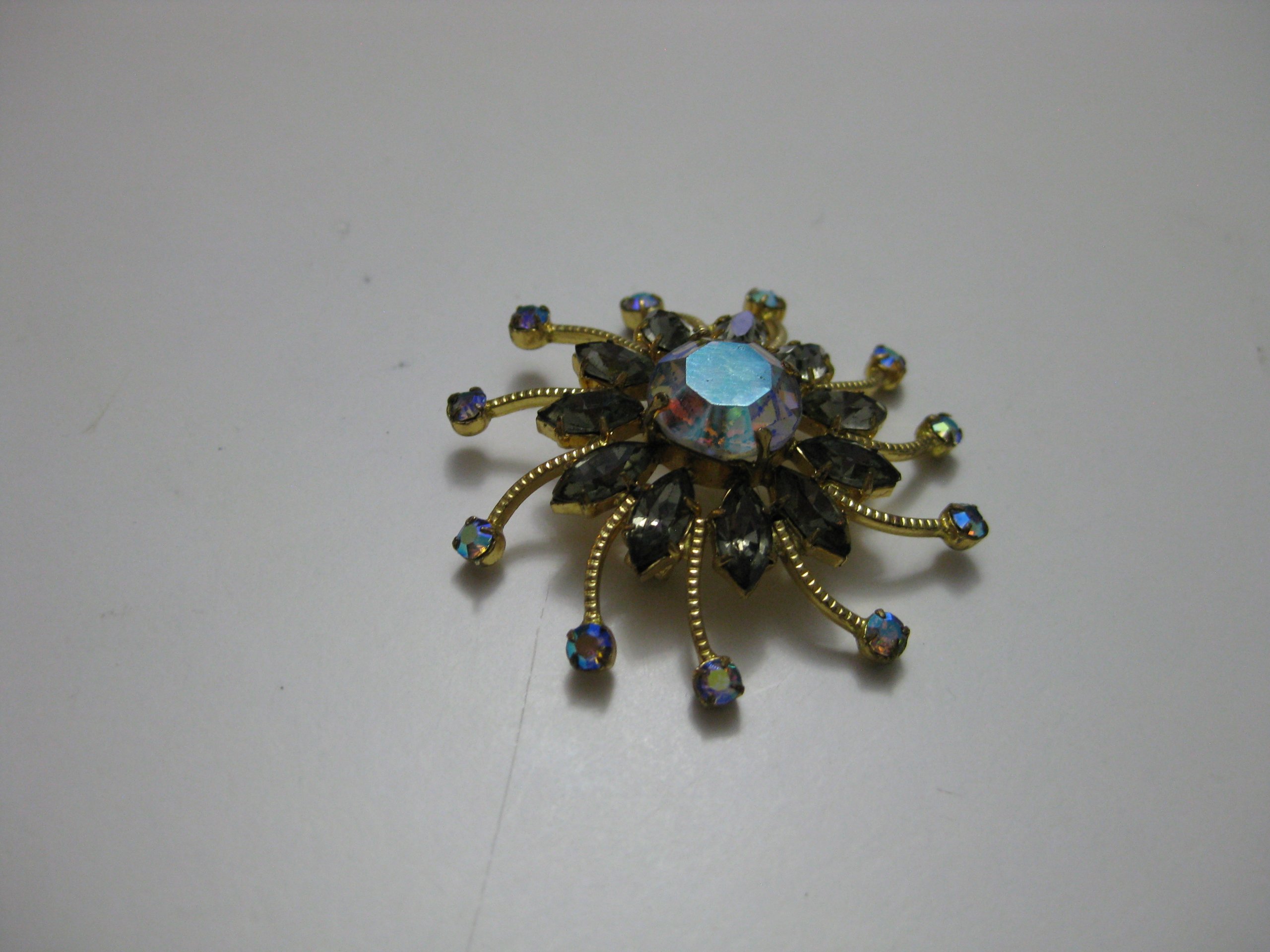 Vintage Gold Tone & Aurora Borealis Rhinestone Flower Brooch Pin image 3