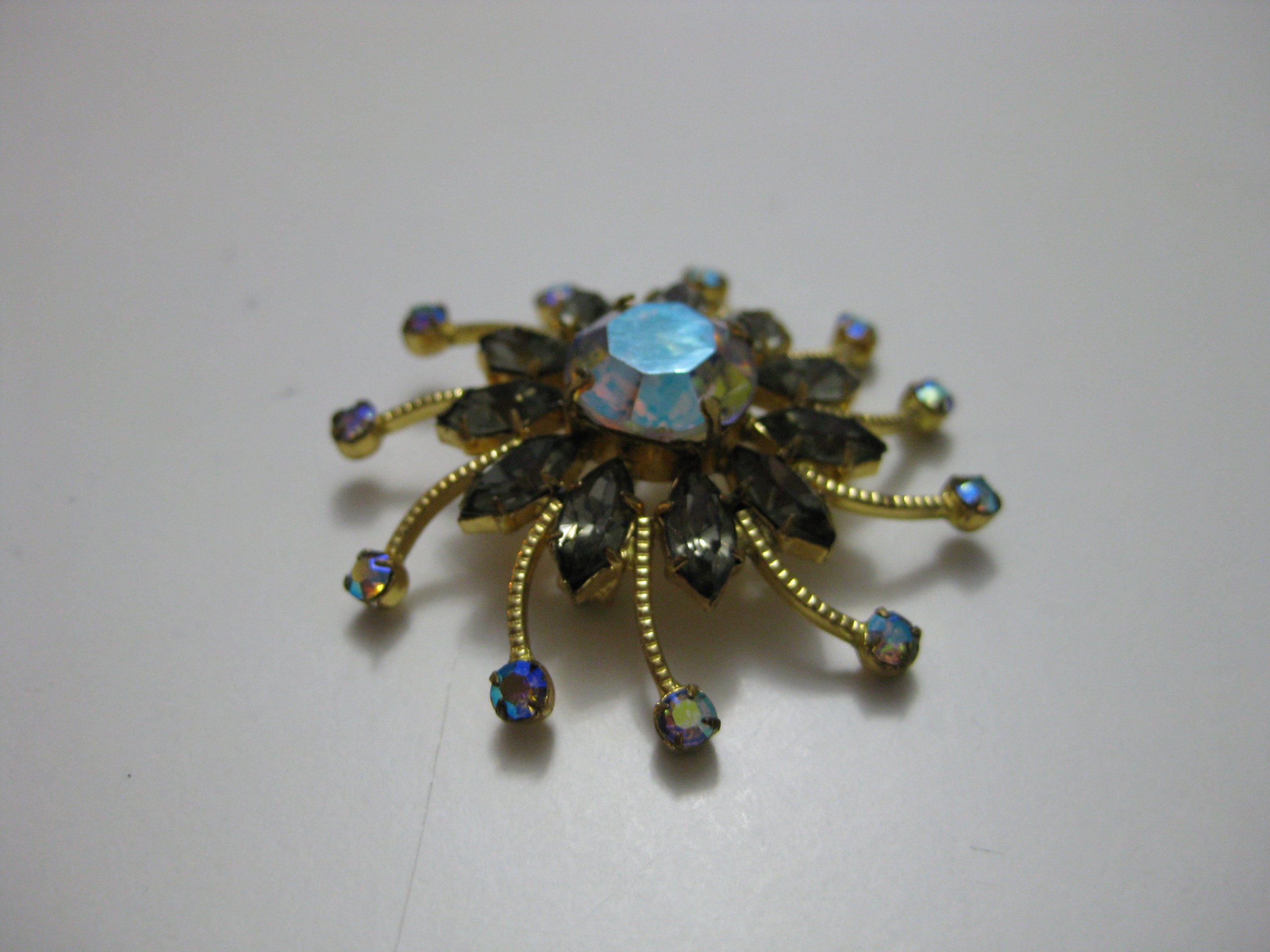 Vintage Gold Tone & Aurora Borealis Rhinestone Flower Brooch Pin image 4