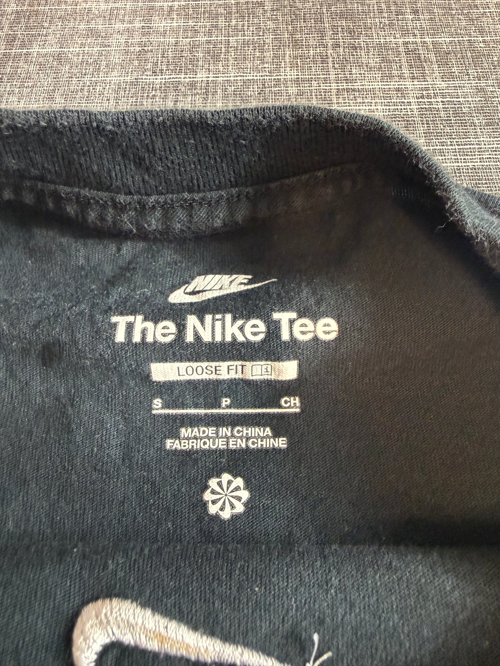 Nike Men’s Loose Fit The Nike Tee Small Black Cotton T-Shirt image 4