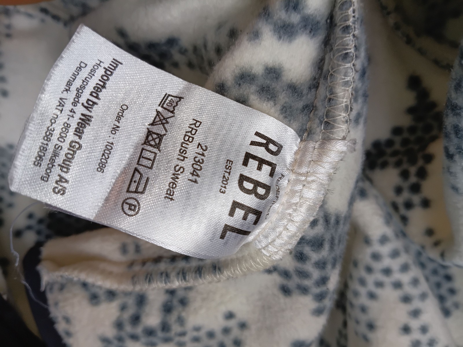 Rebel Women's Cream & Navy Patterned Fleece Sweatshirt Medium image 2