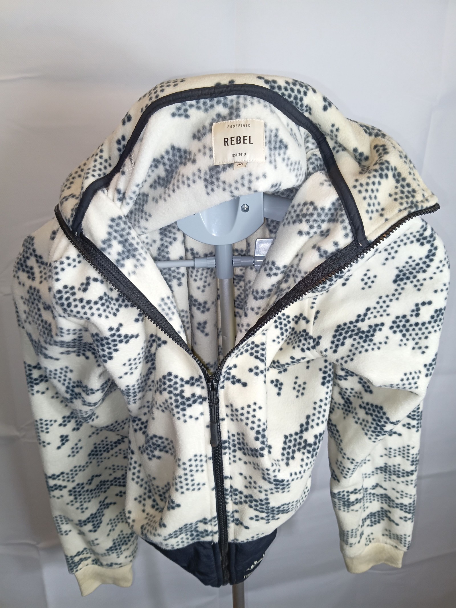 Rebel Women's Cream & Navy Patterned Fleece Sweatshirt Medium image 4
