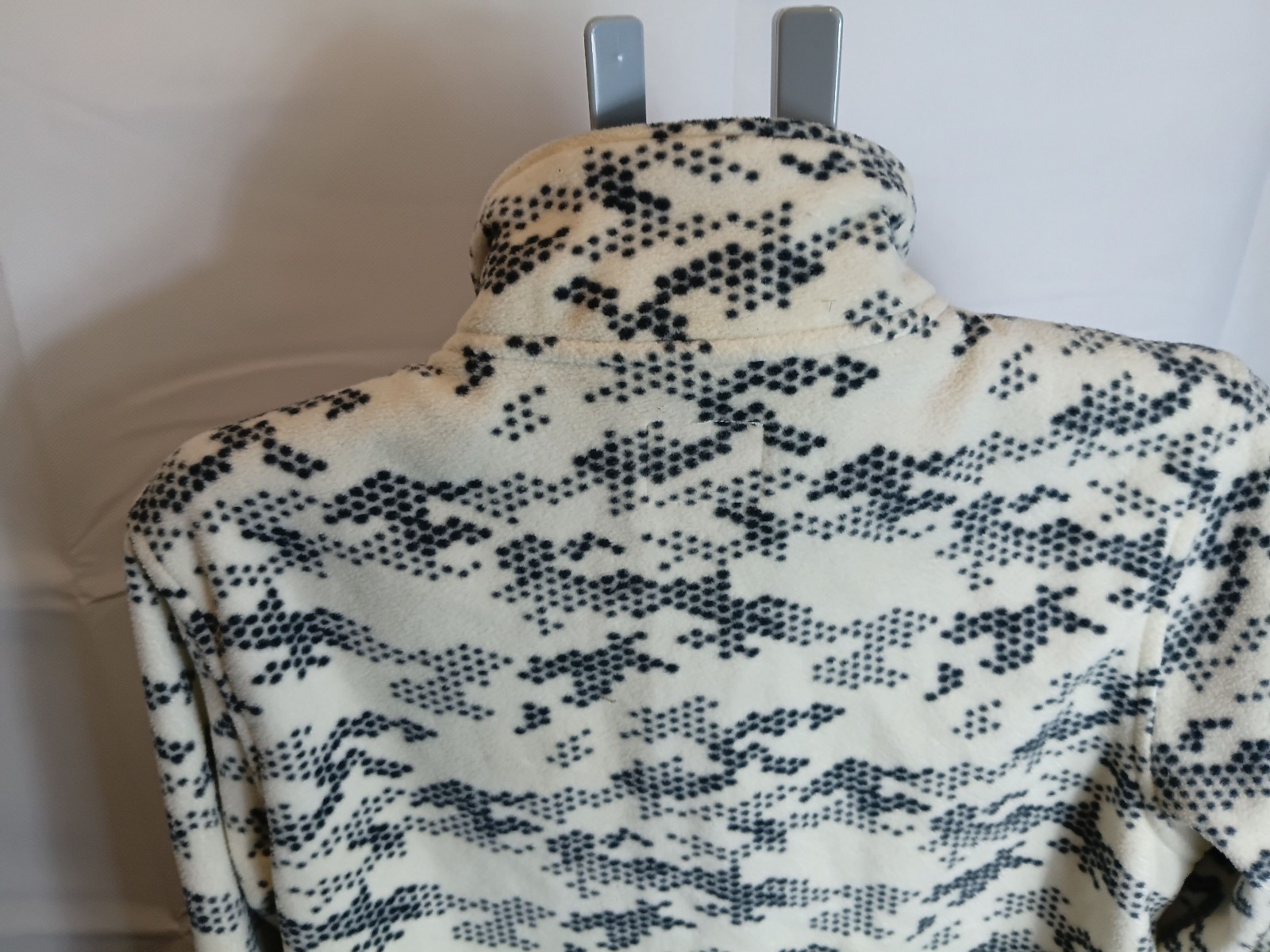 Rebel Women's Cream & Navy Patterned Fleece Sweatshirt Medium image 6
