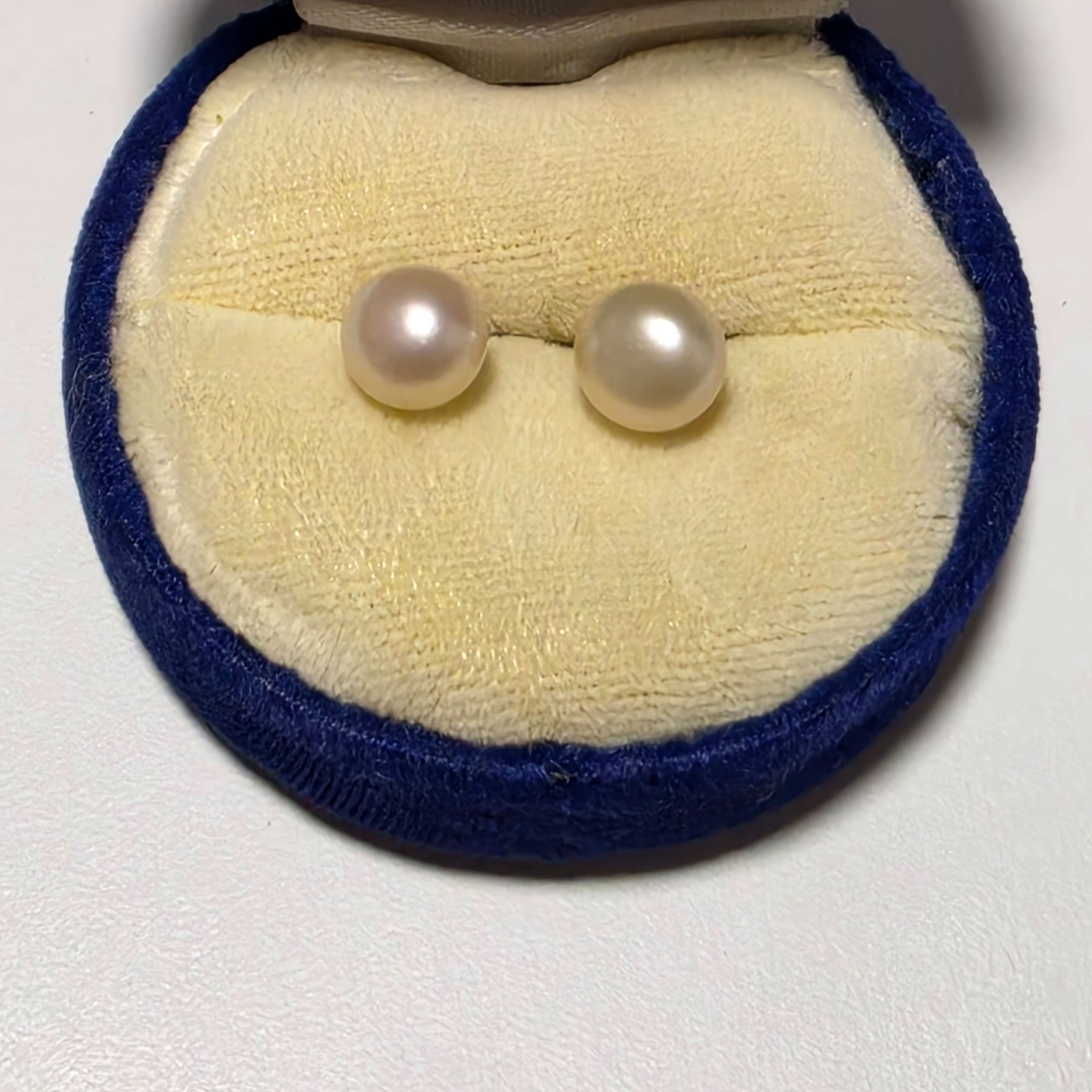 Pearl White Stud Earrings Classic Round