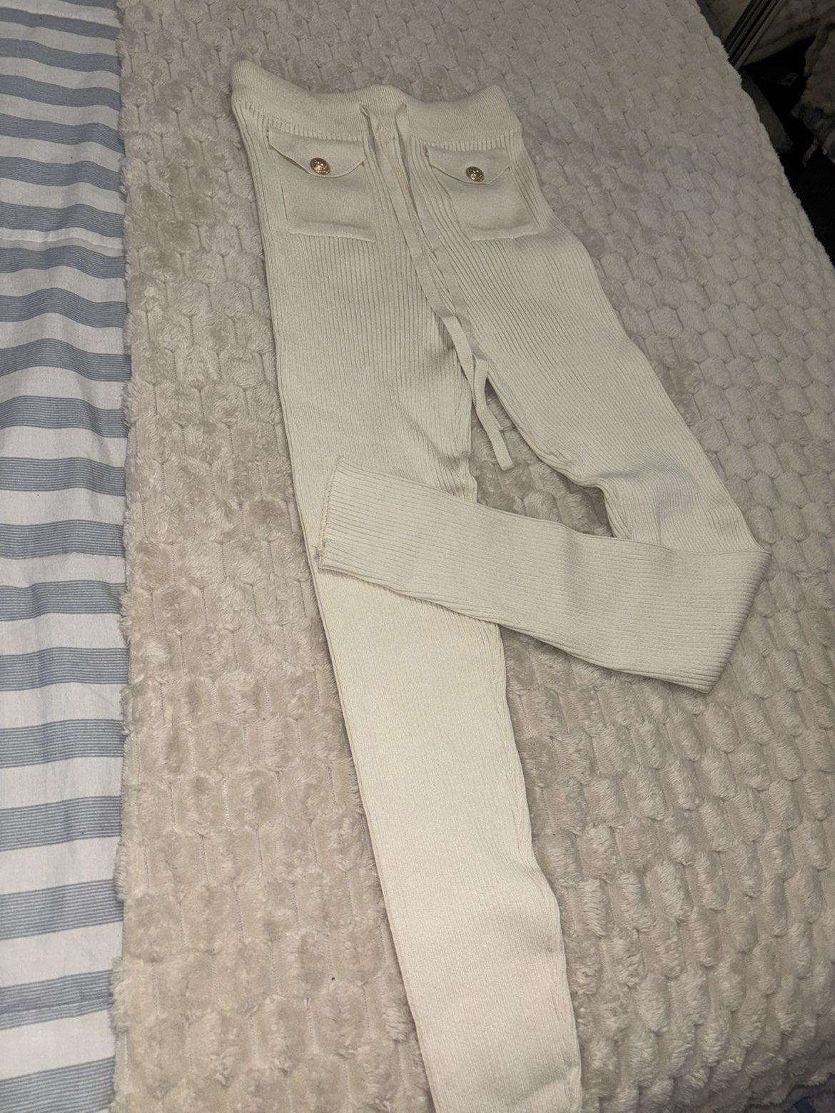 Emma & Ashley Design Cream Ribbed Knit Leggings One Size with Buttoned Pockets