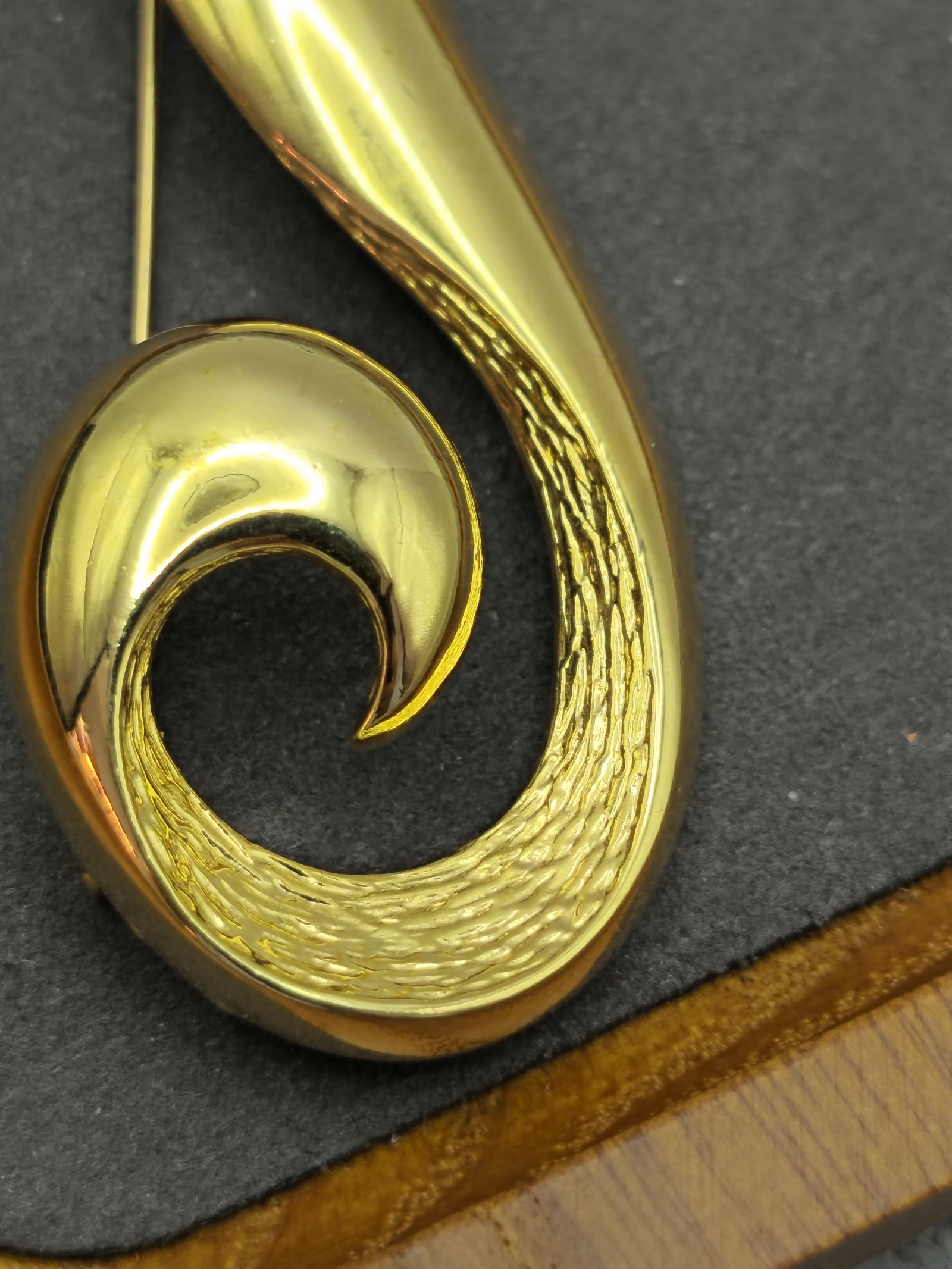 Comtesse Menard Gold Tone Spiral Brooch Pin Women's Stylish Accessory Other image 3
