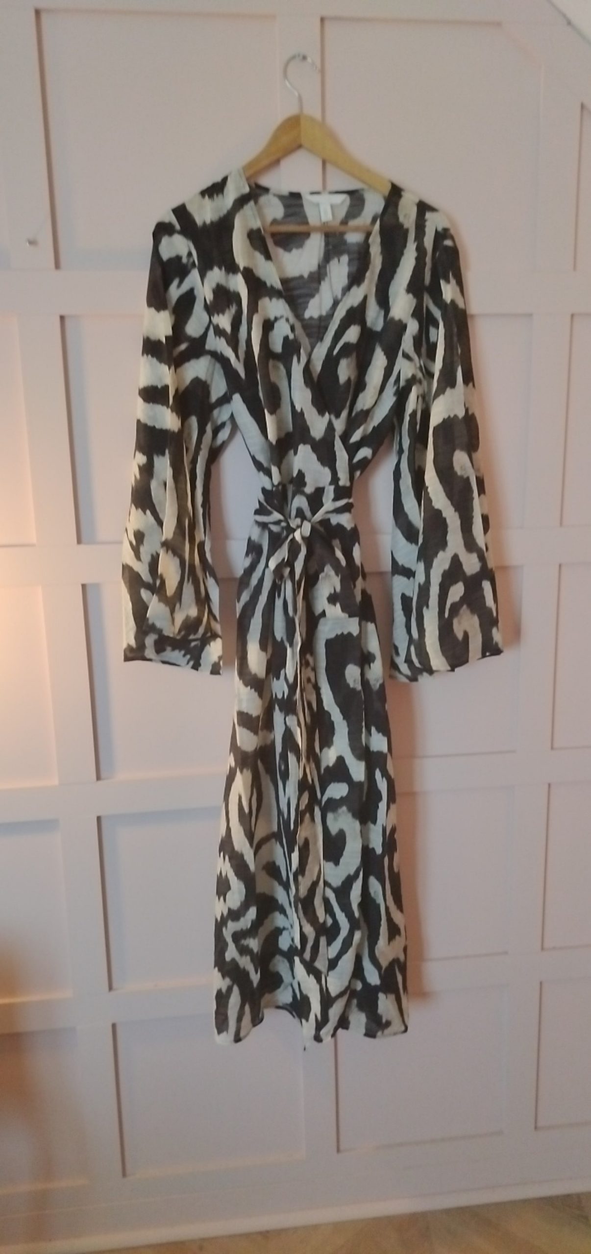 H&M Women's Black & White Printed Wrap Dress Large