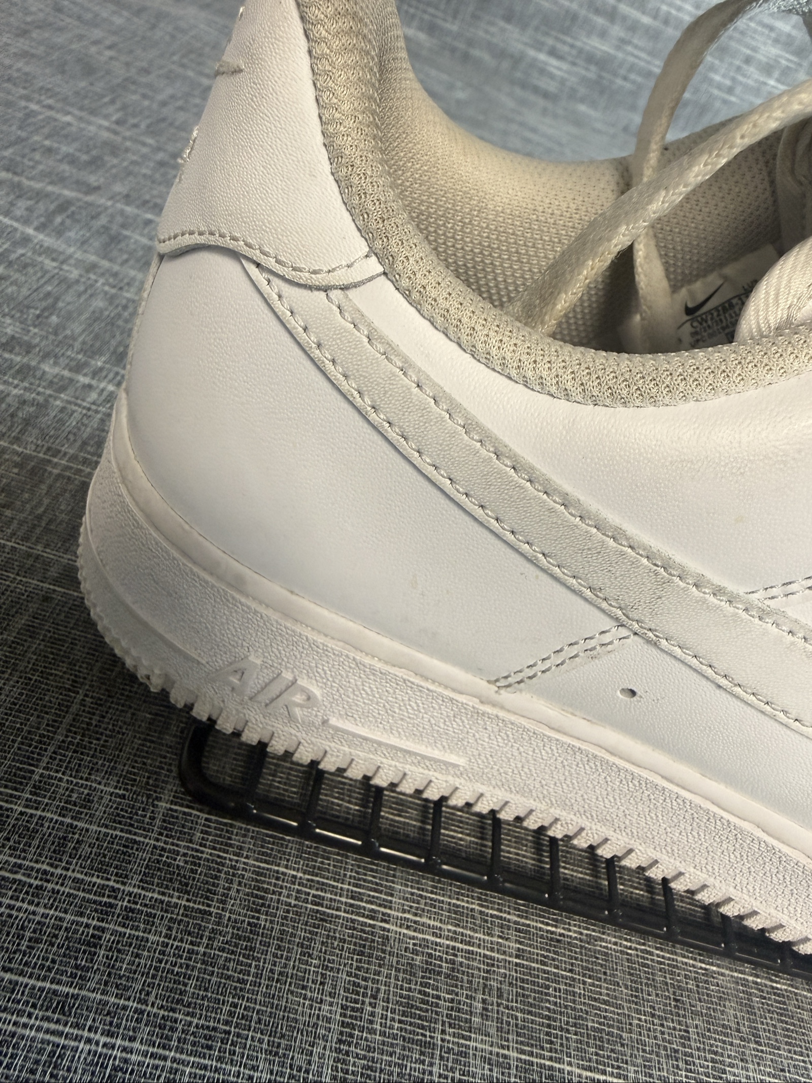 Nike Air Force 1 Men's White Leather Trainers UK 8 image 2