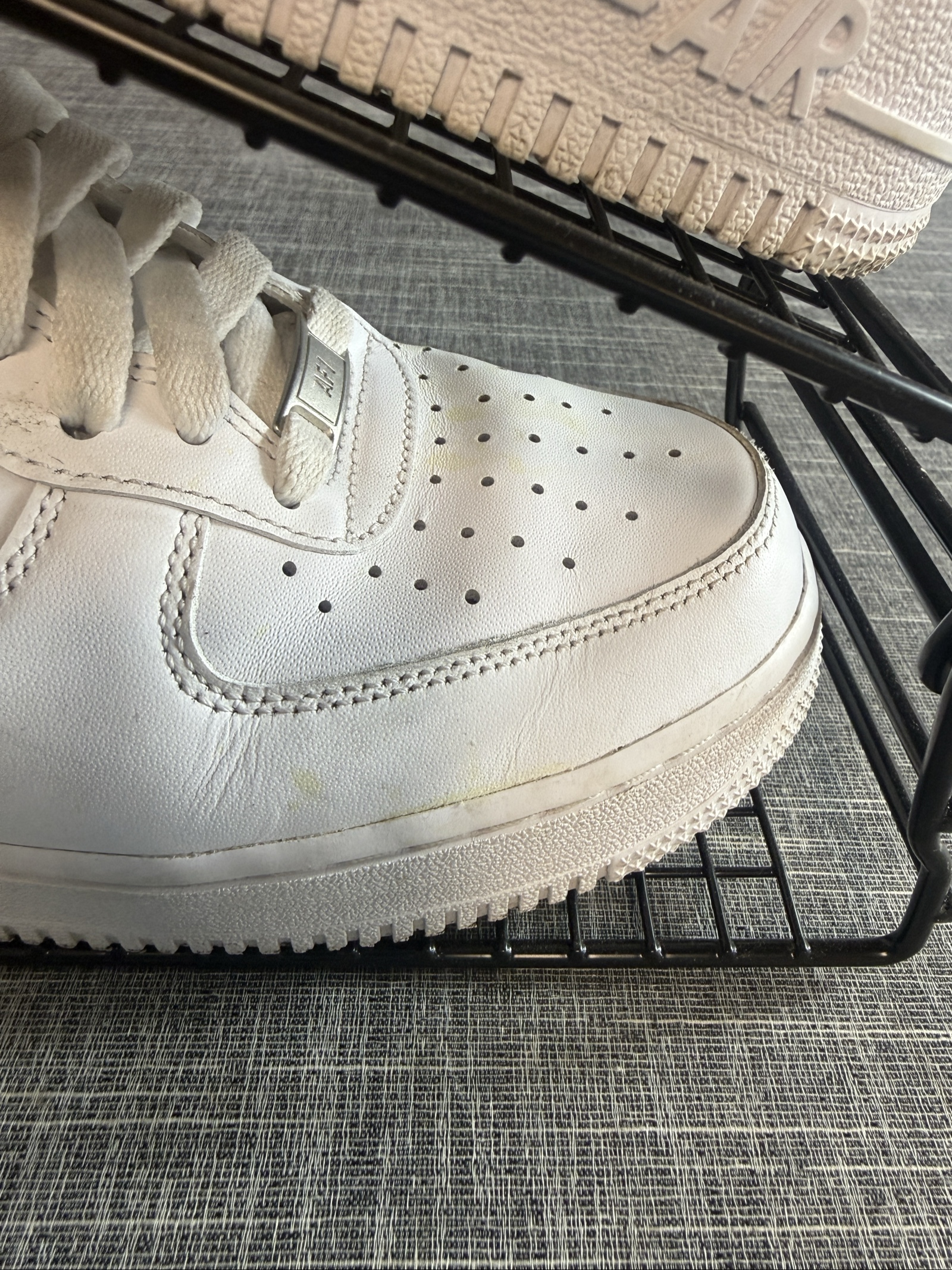 Nike Air Force 1 Men's White Leather Trainers UK 8 image 3