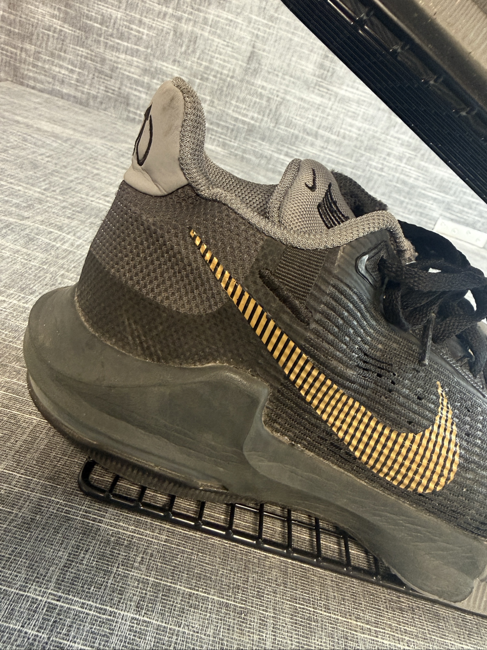 Nike Kobe AD Men’s Basketball Trainers UK 9 Black Gold image 2