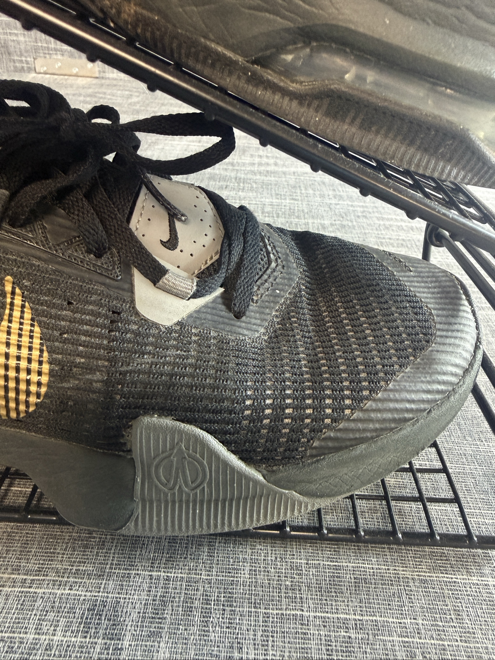 Nike Kobe AD Men’s Basketball Trainers UK 9 Black Gold image 3
