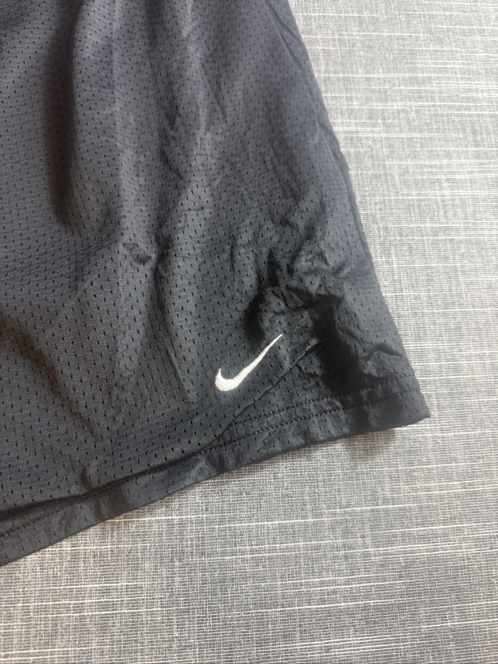 Nike Men’s Black Basketball Mesh Shorts Large Team Logo image 3