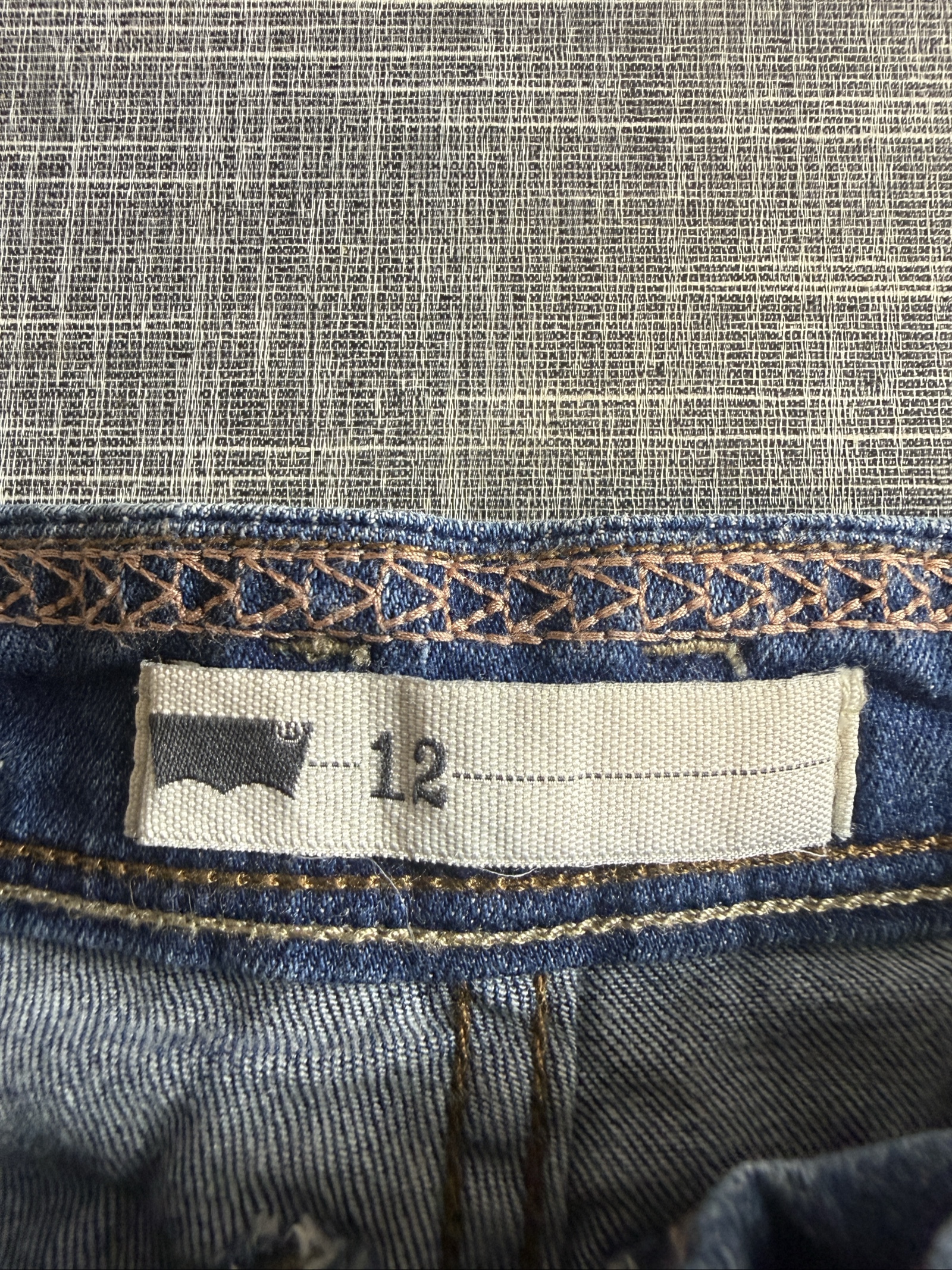 Levi's Women's Denim Shorts Size 12 Blue Classic 5-Pocket Style image 3