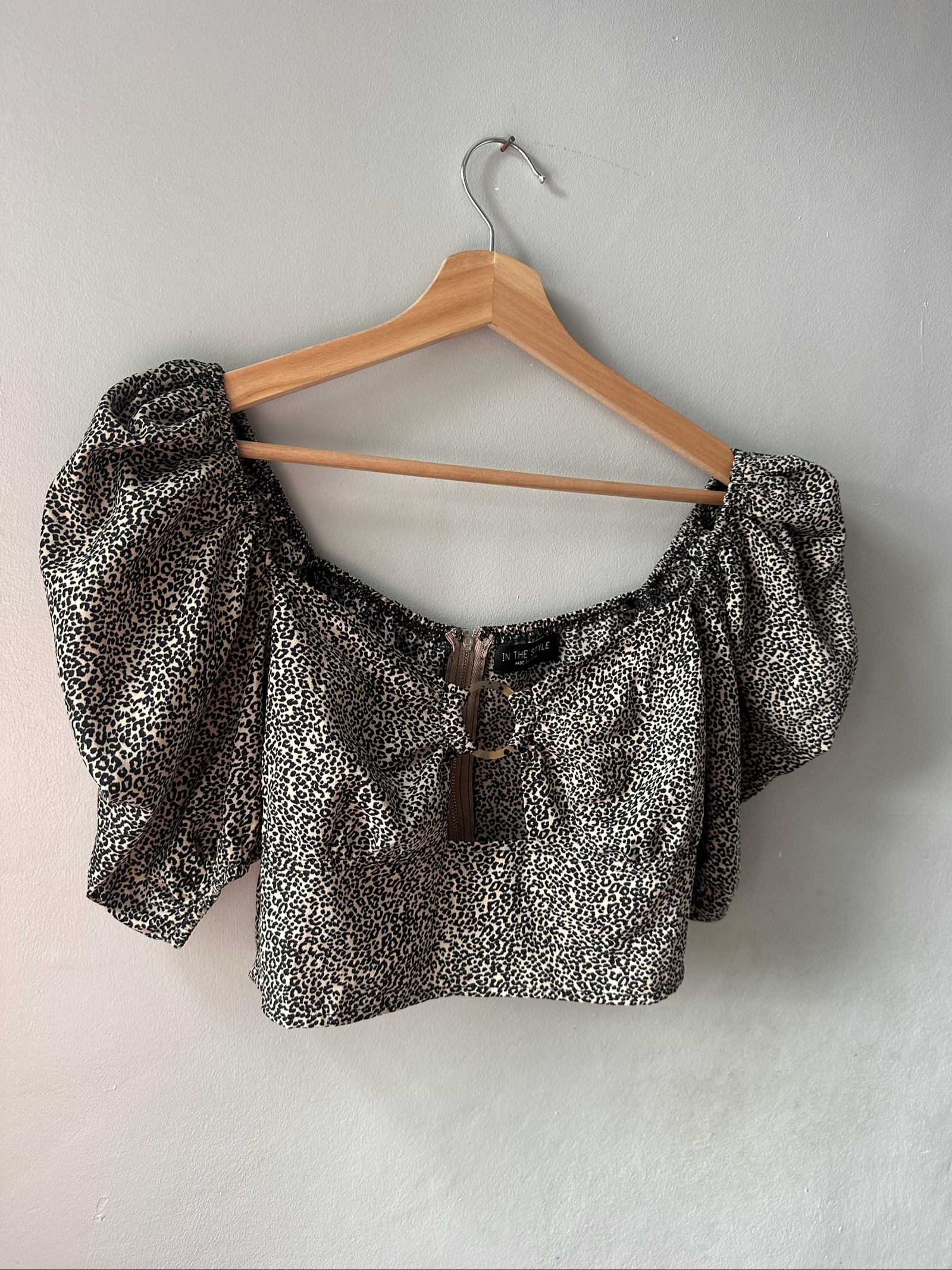 In The Style Women's Beige & Black Leopard Print Puff Sleeve Crop Top Small