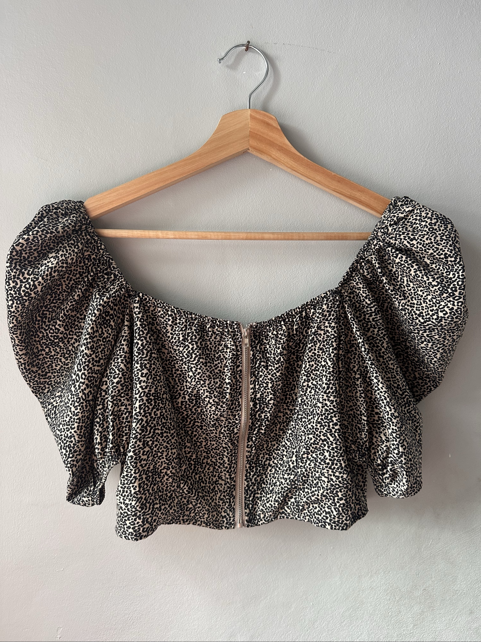 In The Style Women's Beige & Black Leopard Print Puff Sleeve Crop Top Small image 3
