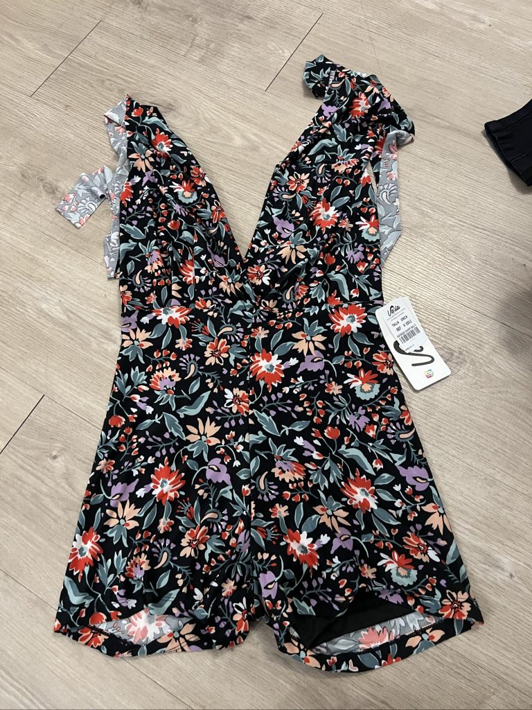 NWT Valia Women's Black Floral V-Neck Romper Medium