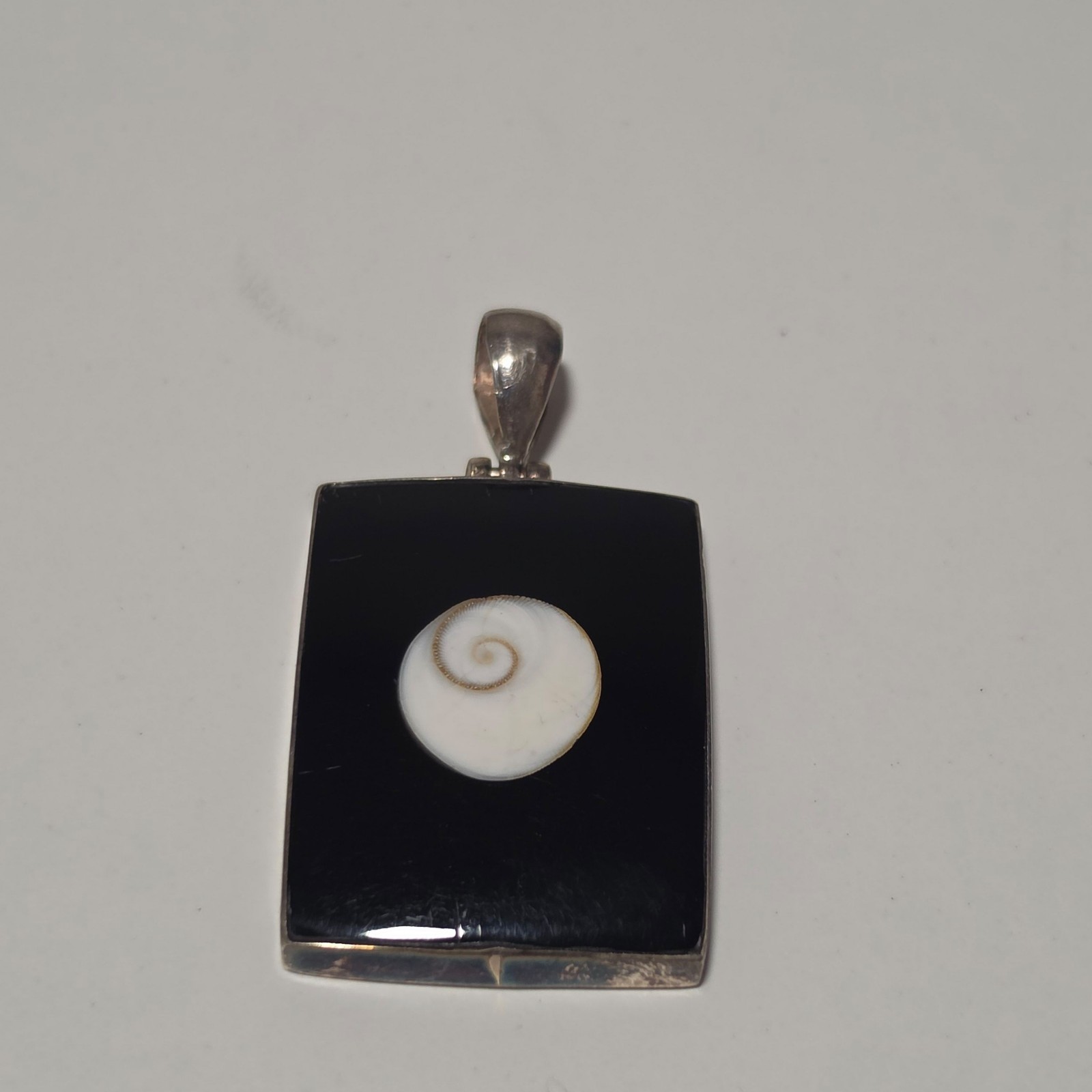 925 Silver Black Onyx Shell Pendant .b5