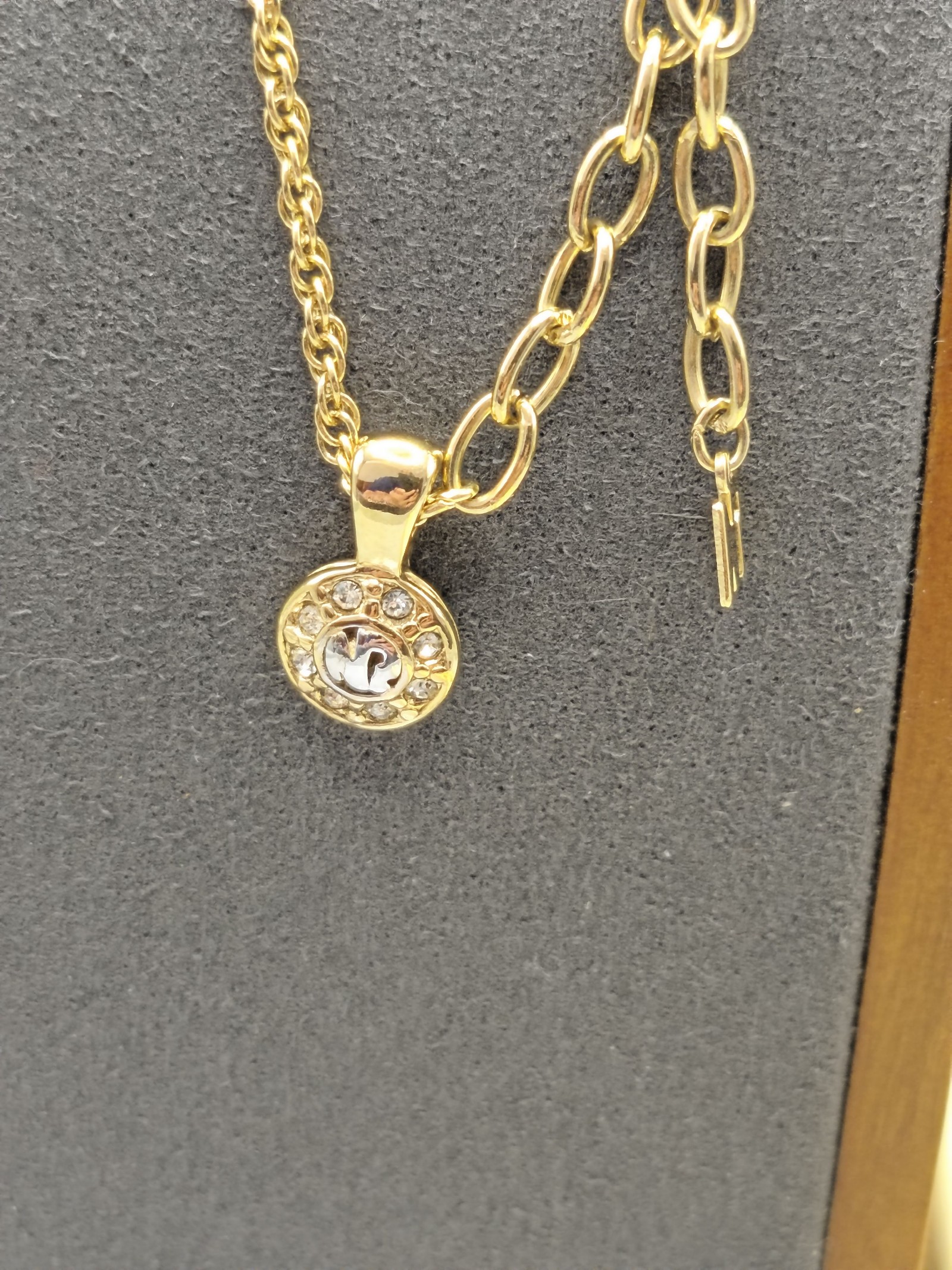 Nina Ricci Gold Tone Necklace Pendant 17 cm Length image 2