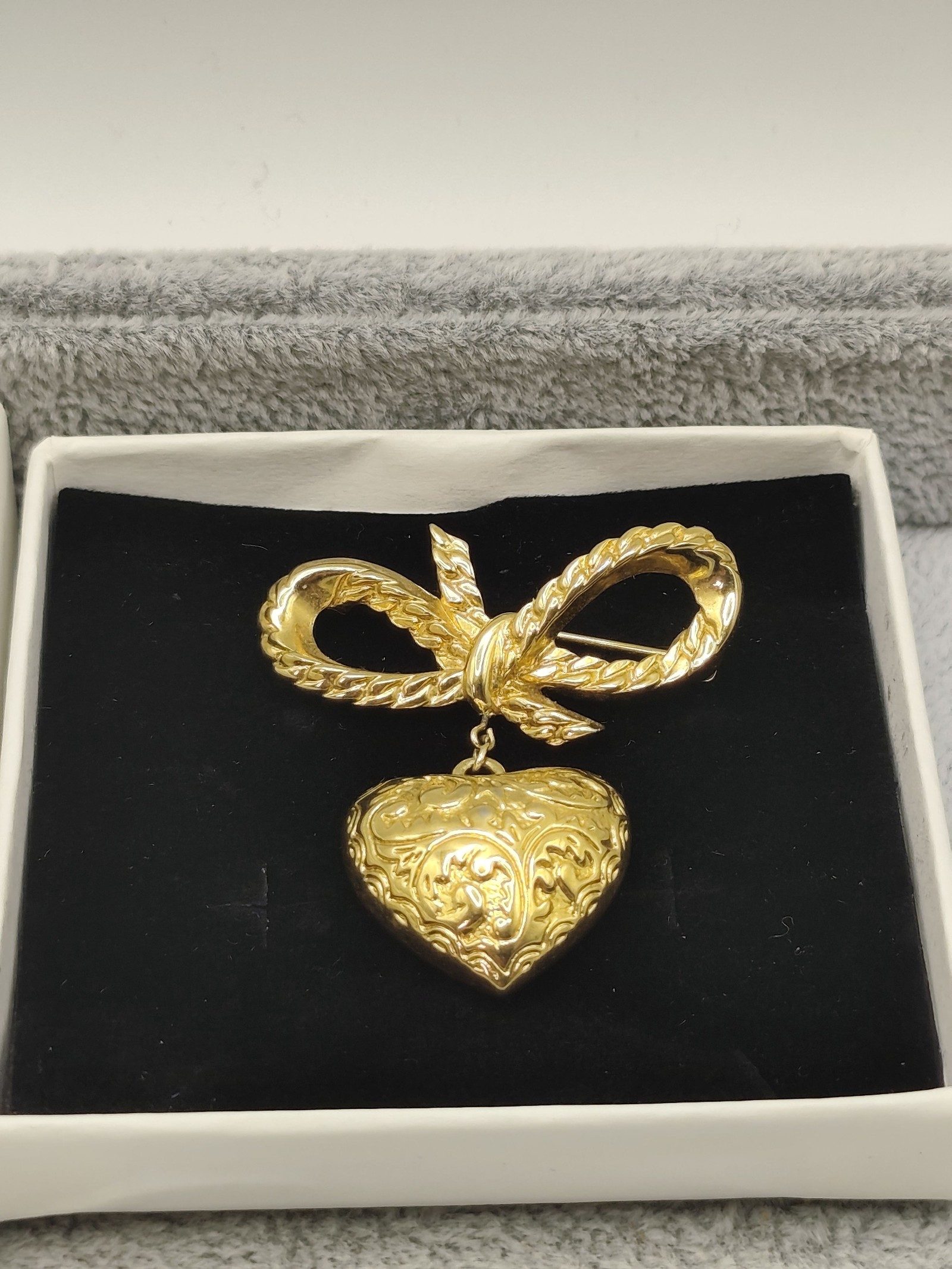 Nina Ricci Women Gold Tone Heart & Bow Brooch Pin Other image 2