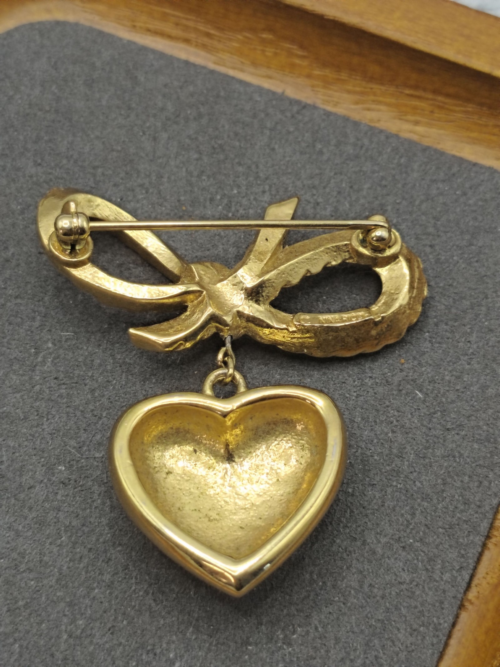 Nina Ricci Women Gold Tone Heart & Bow Brooch Pin Other image 3