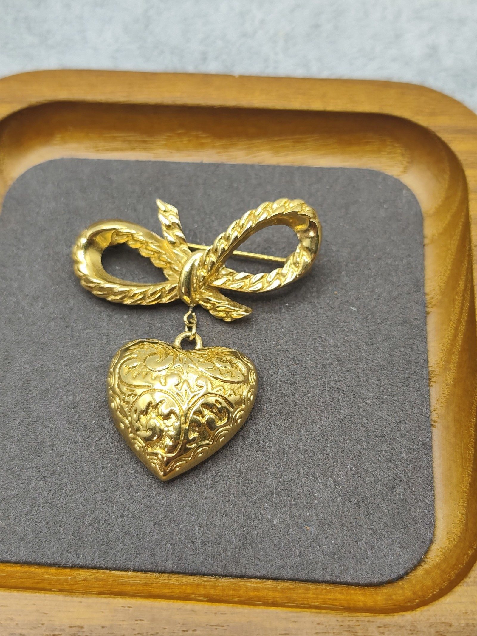 Nina Ricci Women Gold Tone Heart & Bow Brooch Pin Other image 6