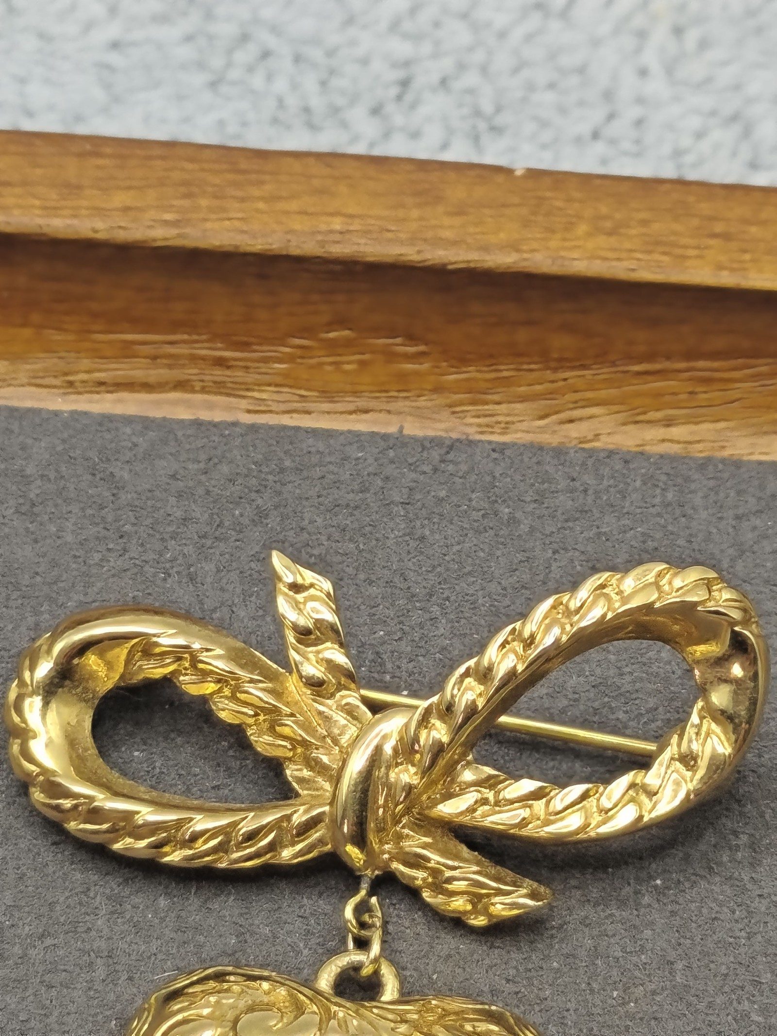 Nina Ricci Women Gold Tone Heart & Bow Brooch Pin Other image 8