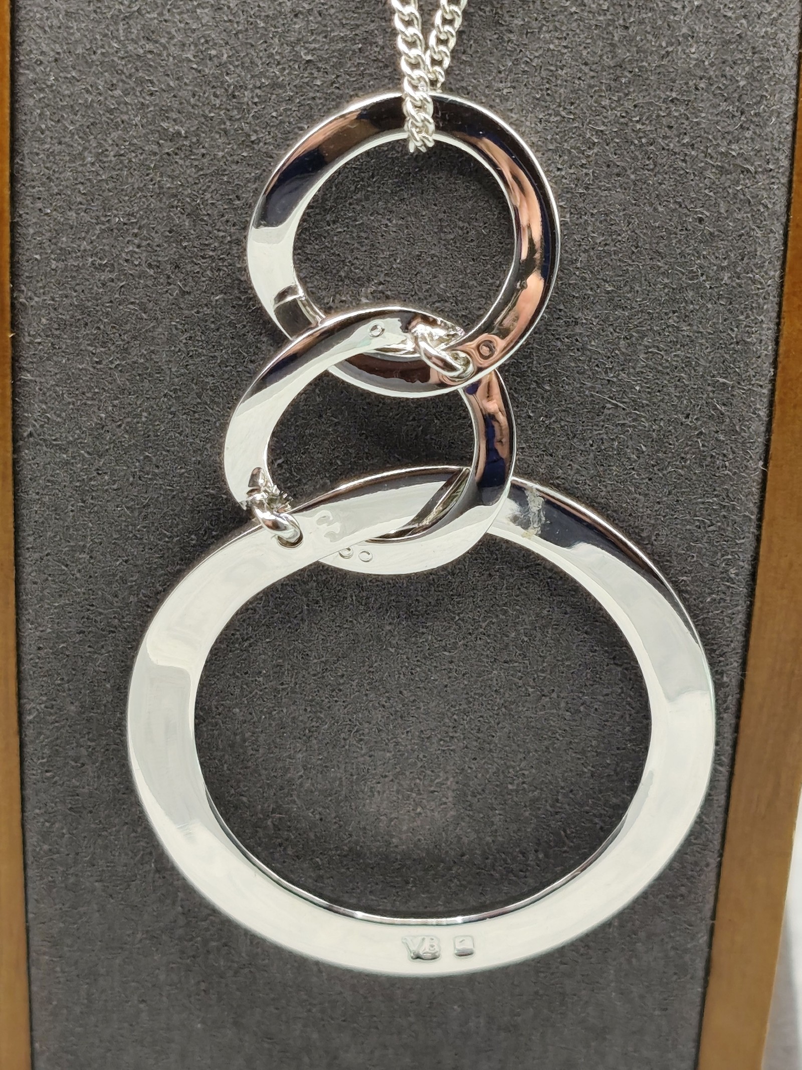 VB Silver Tone Interlocking Circle Pendant Necklace Other image 3