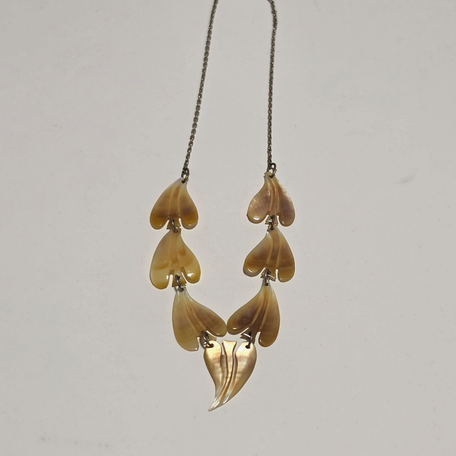 Vintage Brown & Beige Shell Leaf Pendant Necklace.b5