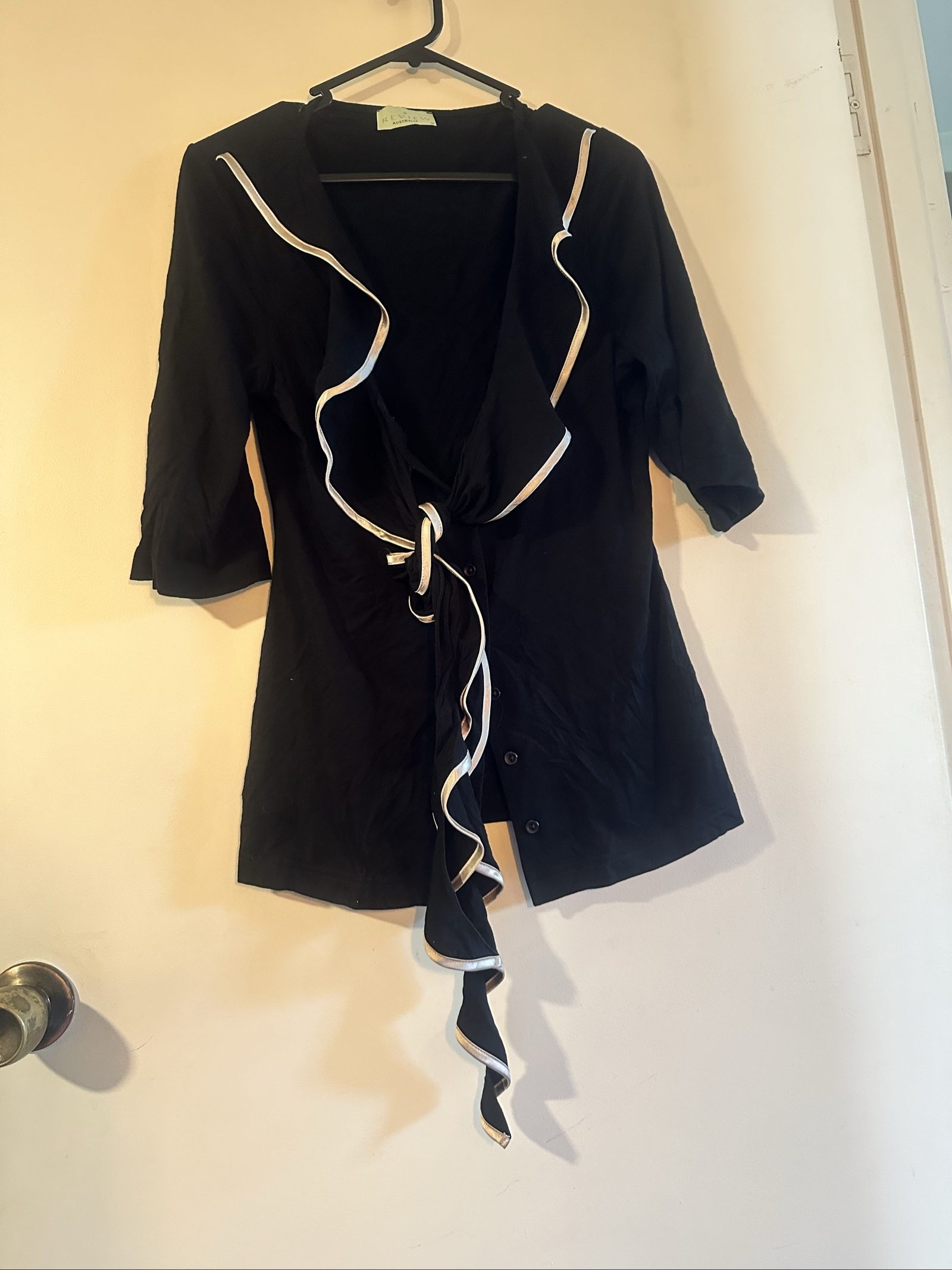 Review Black & White Women’s Tie Front Top Size 12