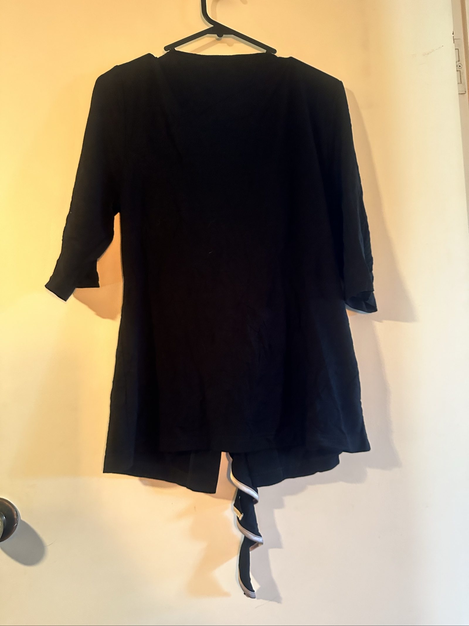 Review Black & White Women’s Tie Front Top Size 12 image 3
