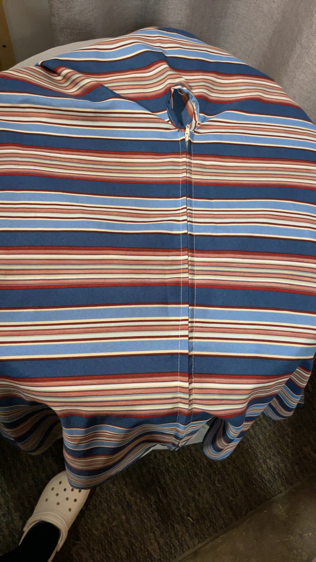Waverly zippered outdoor umbrella tablecloth 58"x80" image 3