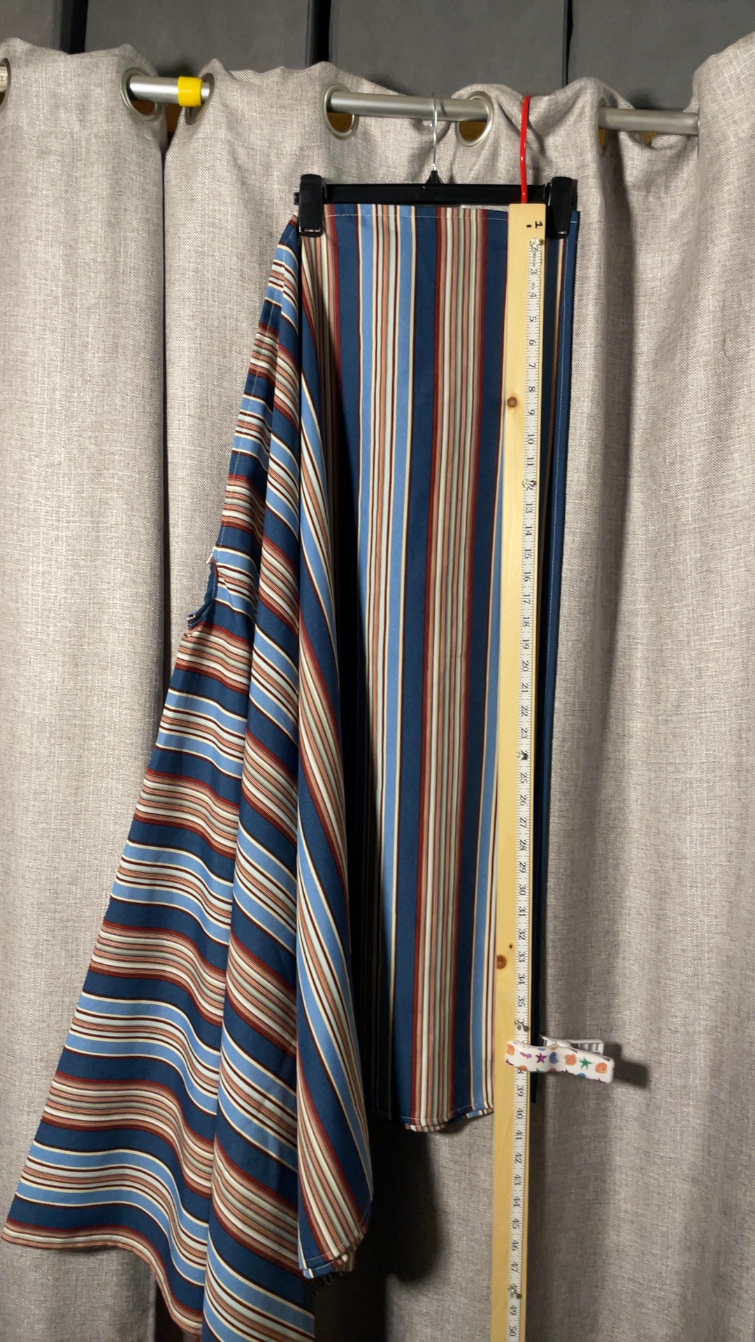 Waverly zippered outdoor umbrella tablecloth 58"x80" image 4
