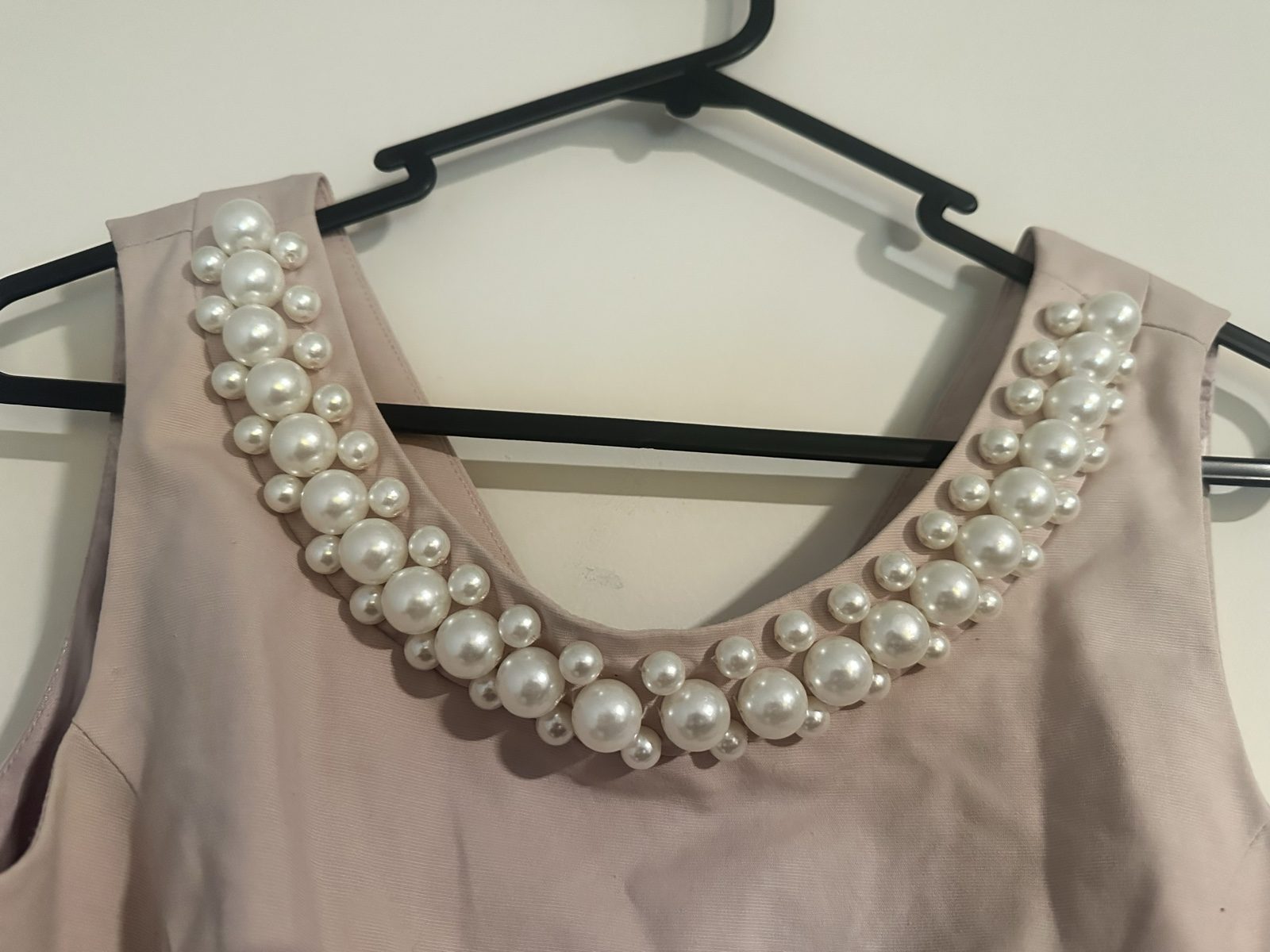 Review Women's Nude Sleeveless Top Size 6 Beaded Pearl Neckline image 2