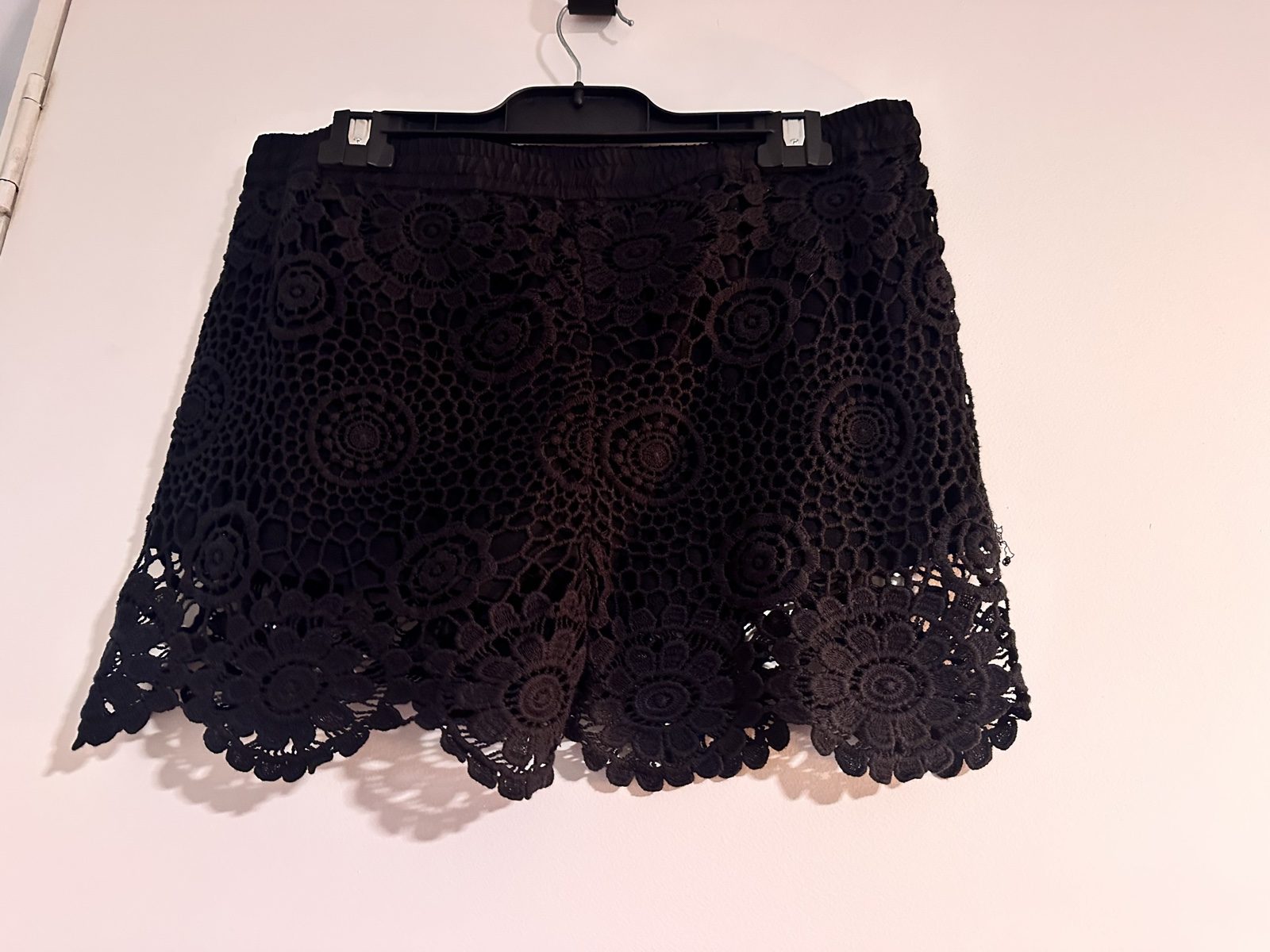 Seed Heritage Women's Black Floral Lace Shorts Medium image 3