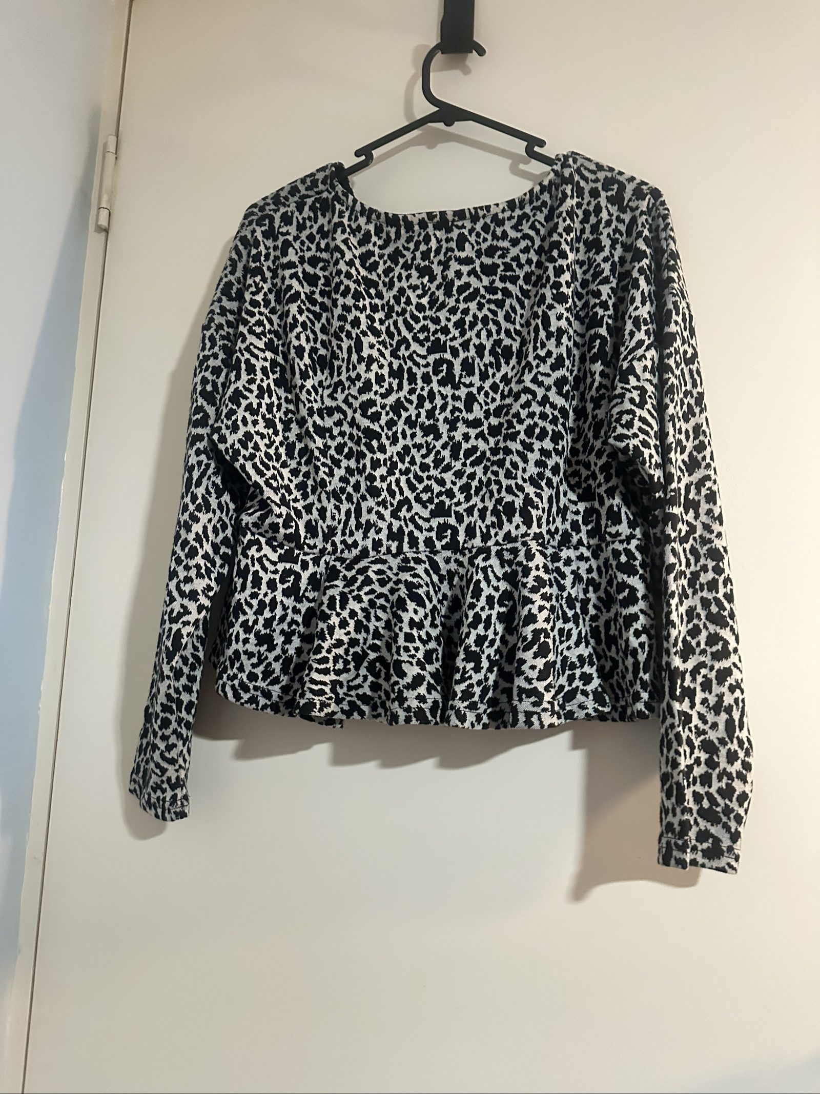 Dangerfield Women's Black & White Leopard Print Long Sleeve Top Size 10 image 6