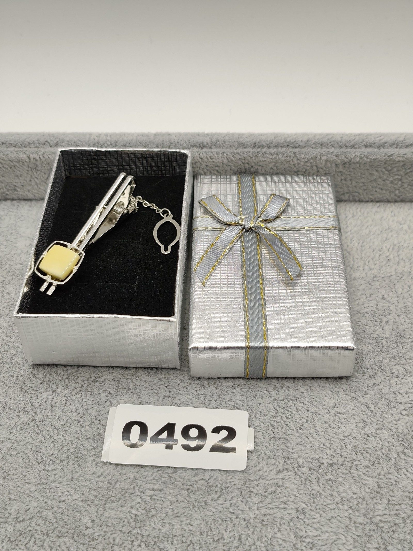 Silver Tone & Cream Men’s Tie Clip with Chain & Gift Box 6 cm