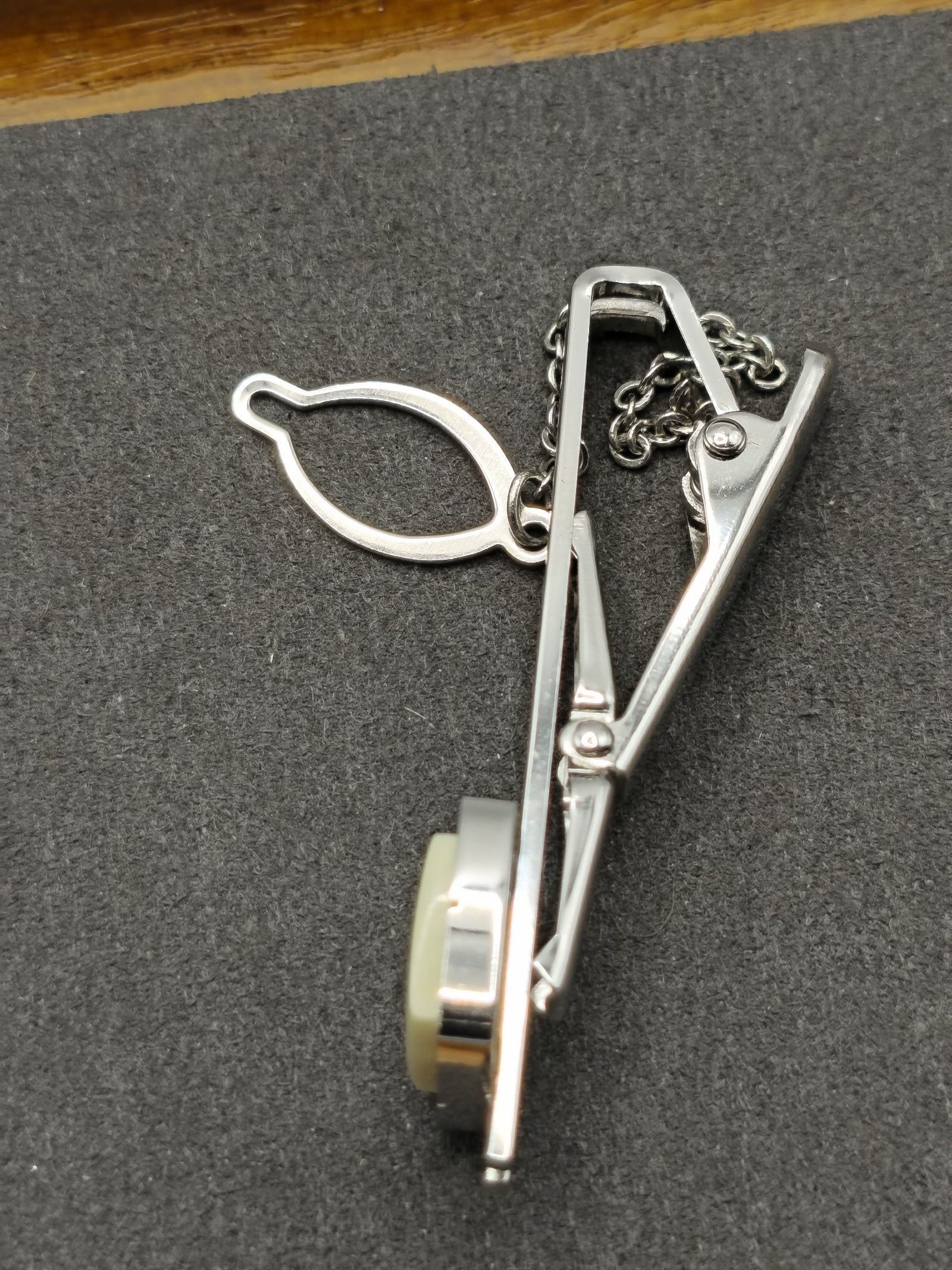 Silver Tone & Cream Men’s Tie Clip with Chain & Gift Box 6 cm image 3