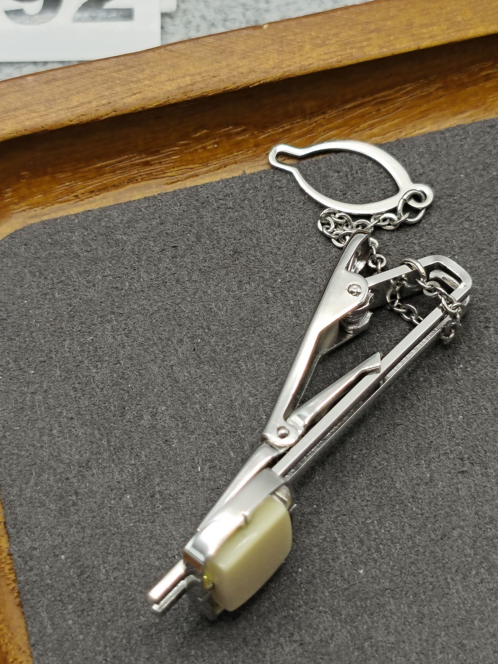 Silver Tone & Cream Men’s Tie Clip with Chain & Gift Box 6 cm image 5