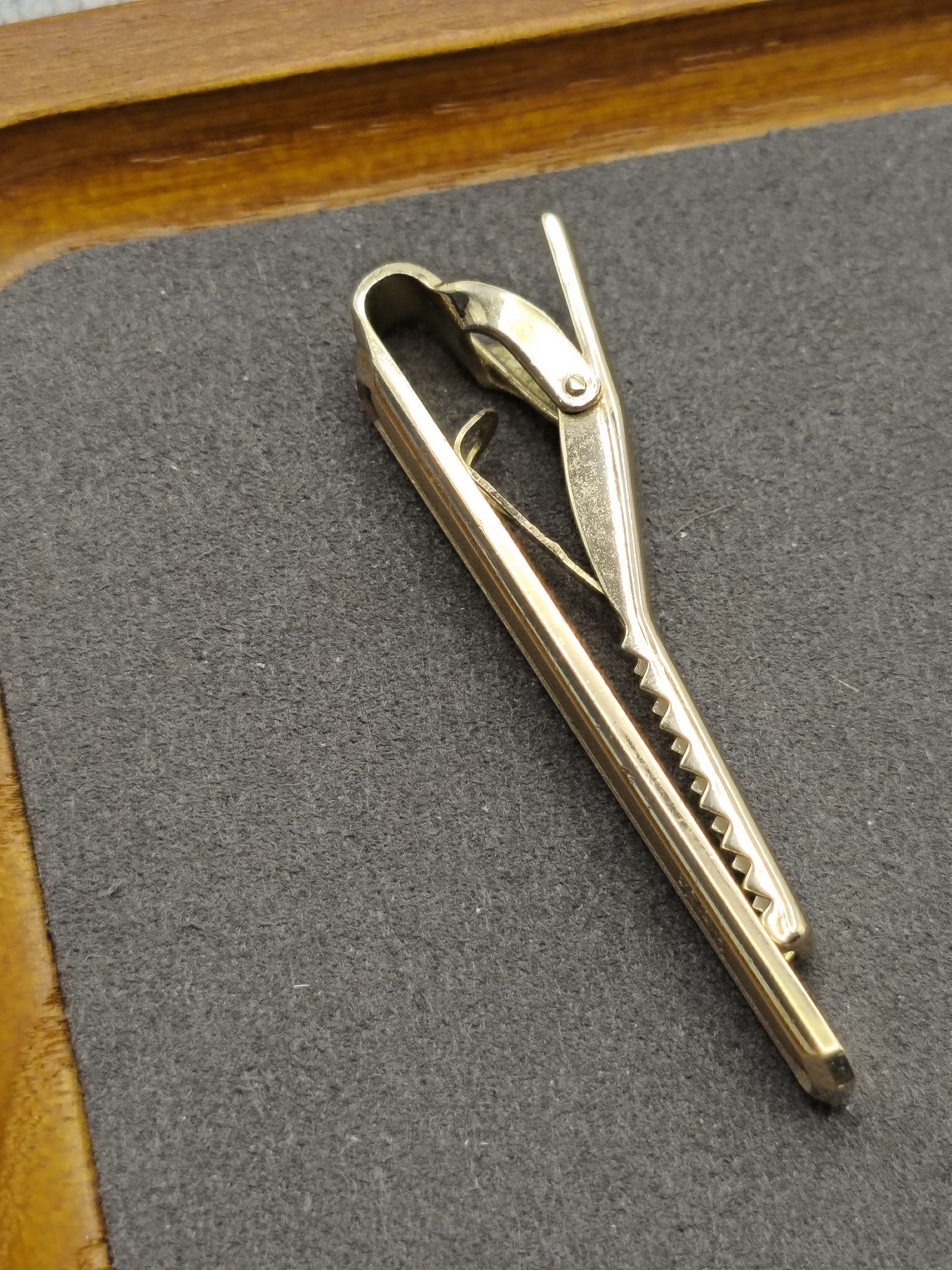 Burberry Men's Gold Tie Clip with Box image 8