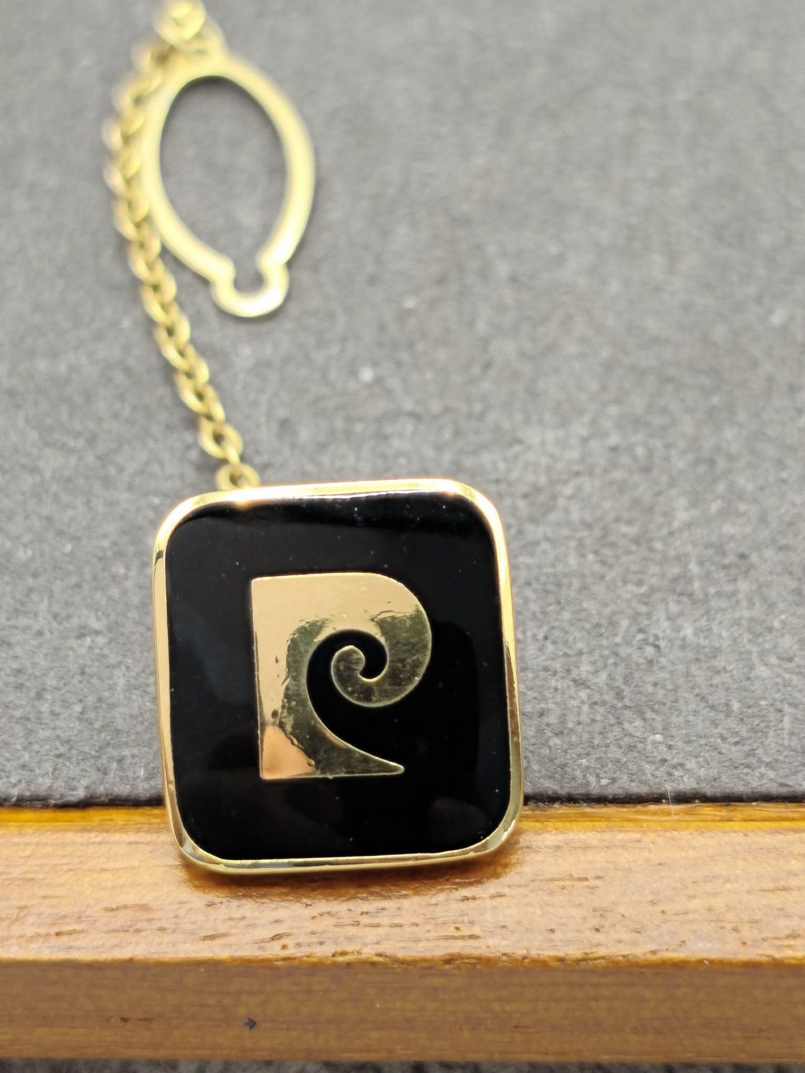 Pierre Cardin Gold & Black Swirl Lapel Pin with Chain & Clasp Unisex image 3