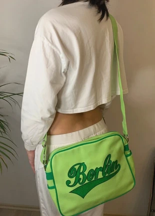 „Berlin" Retro Umhängetasche neongrün – Y2K Streetwear