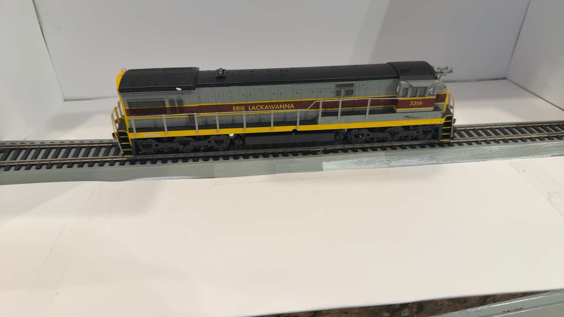 Atlas HO Scale Erie Lackawanna U36C Locomotive Model No. 8516 image 4