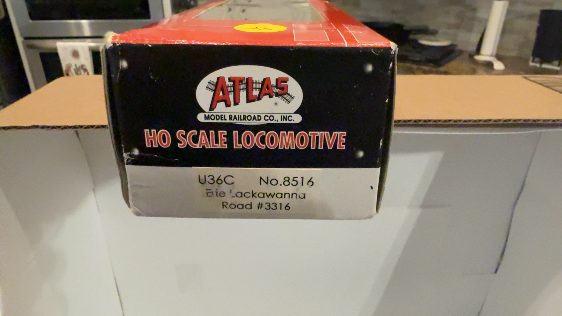 Atlas HO Scale Erie Lackawanna U36C Locomotive Model No. 8516 image 5