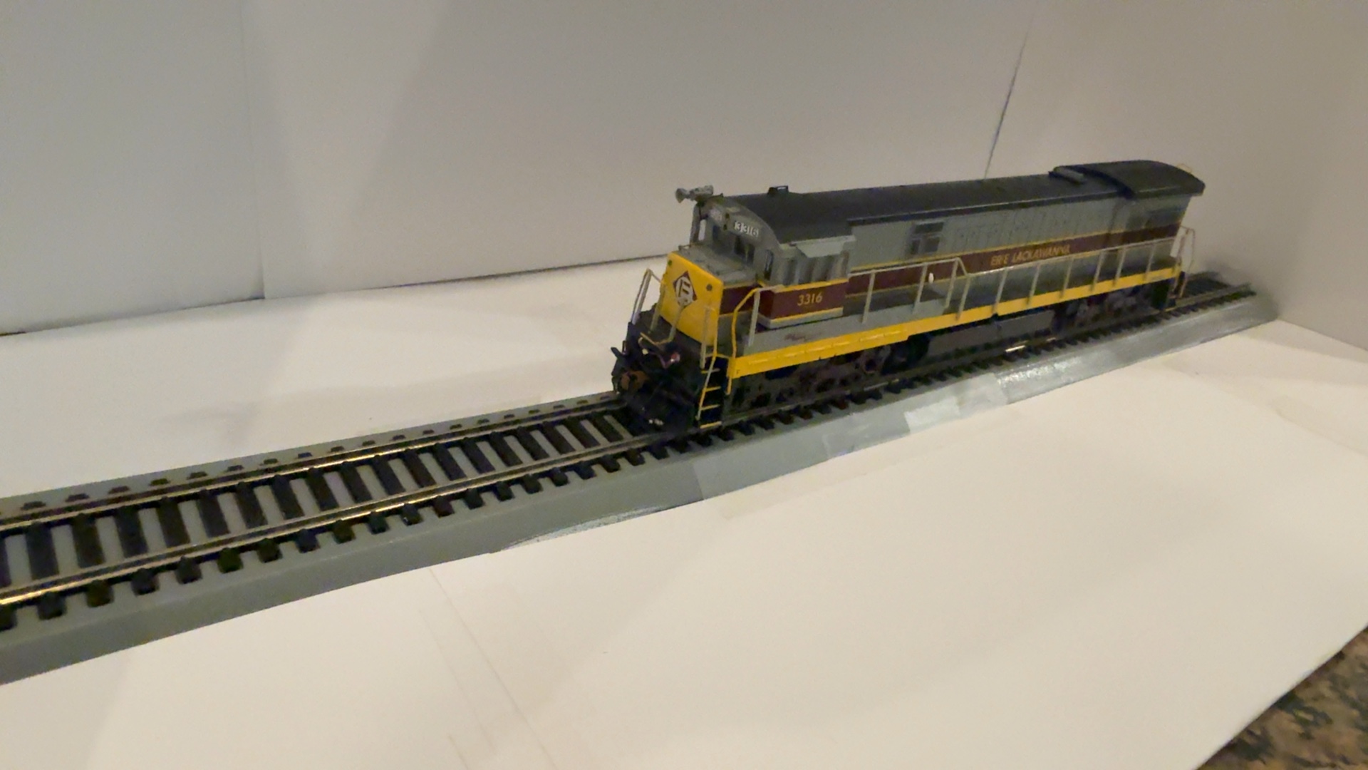 Atlas HO Scale Erie Lackawanna U36C Locomotive Model No. 8516 image 2