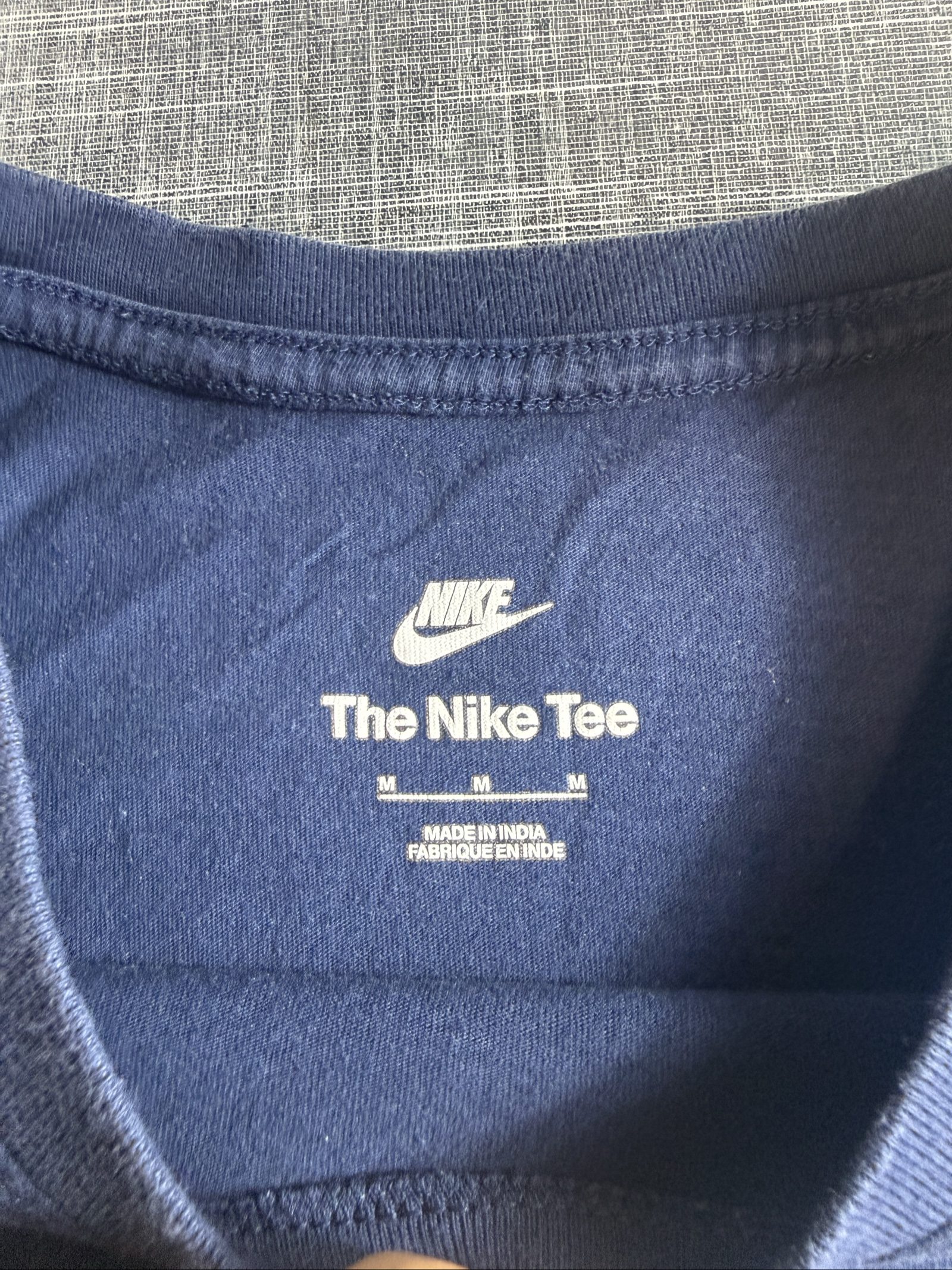 Nike Men’s The Nike Tee T-Shirt Medium Navy Blue Cotton image 3