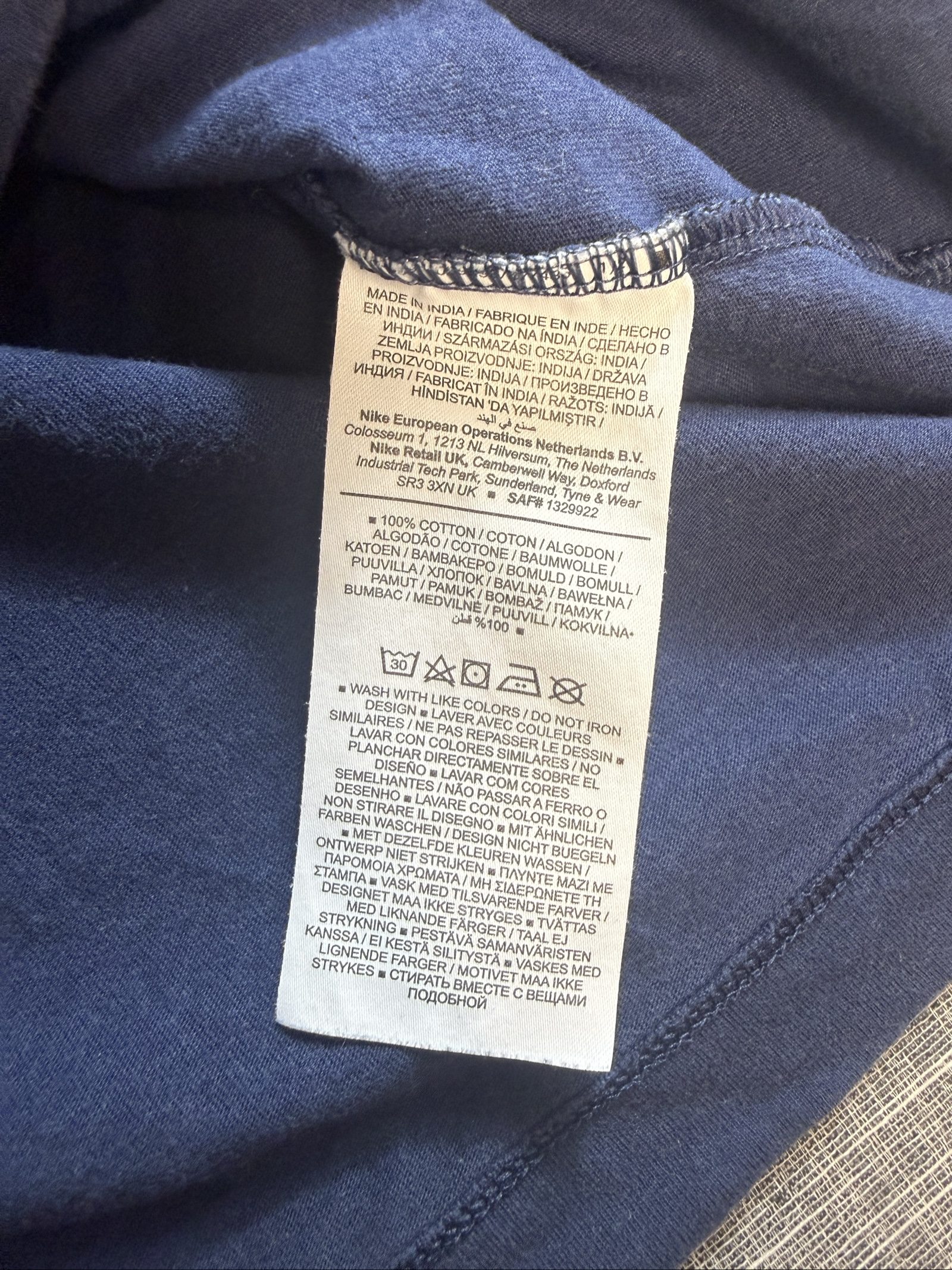 Nike Men’s The Nike Tee T-Shirt Medium Navy Blue Cotton image 4
