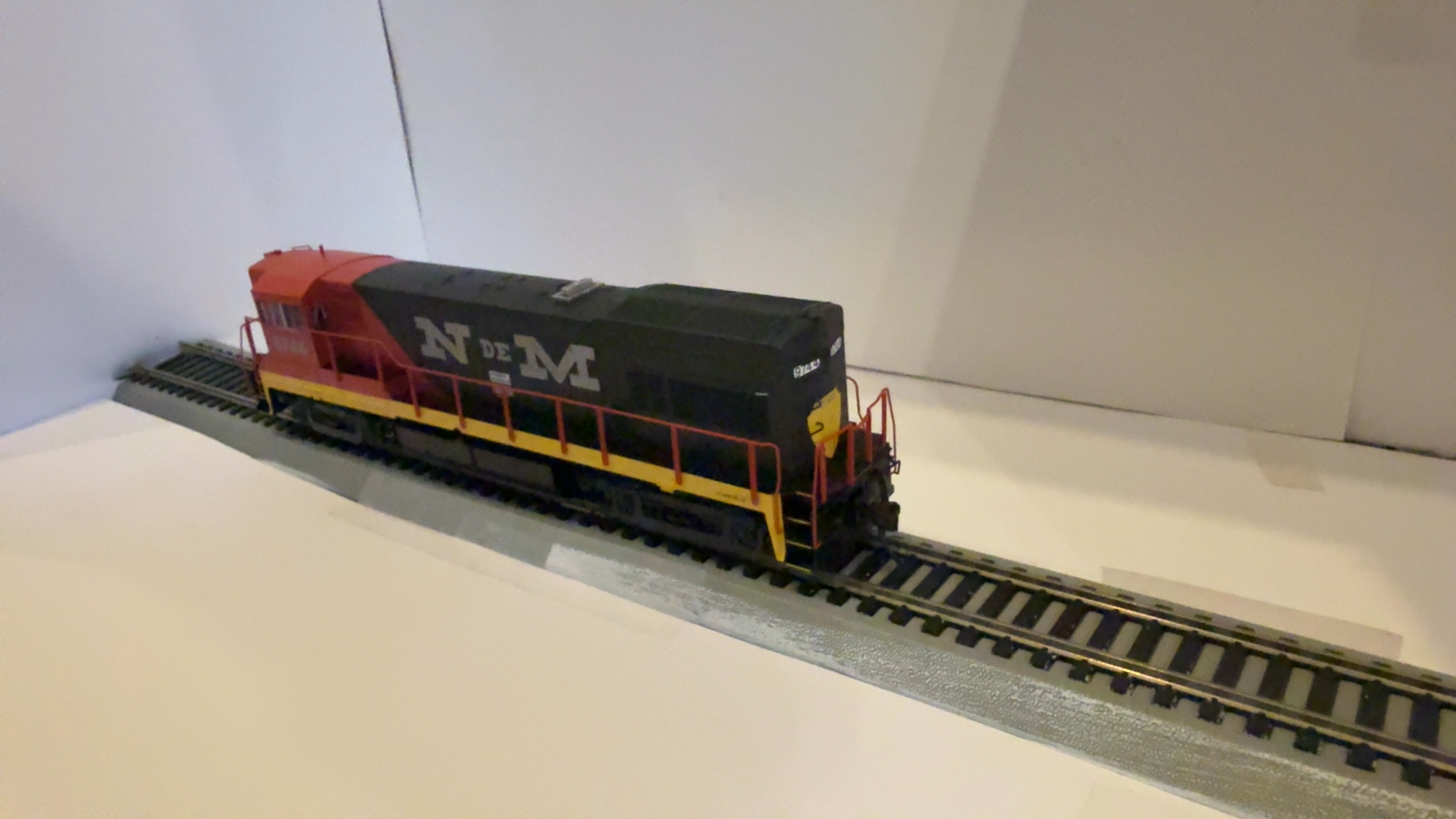 Atlas N de M Black, Orange & Yellow U30B High Nose Model Train Locomotive image 3