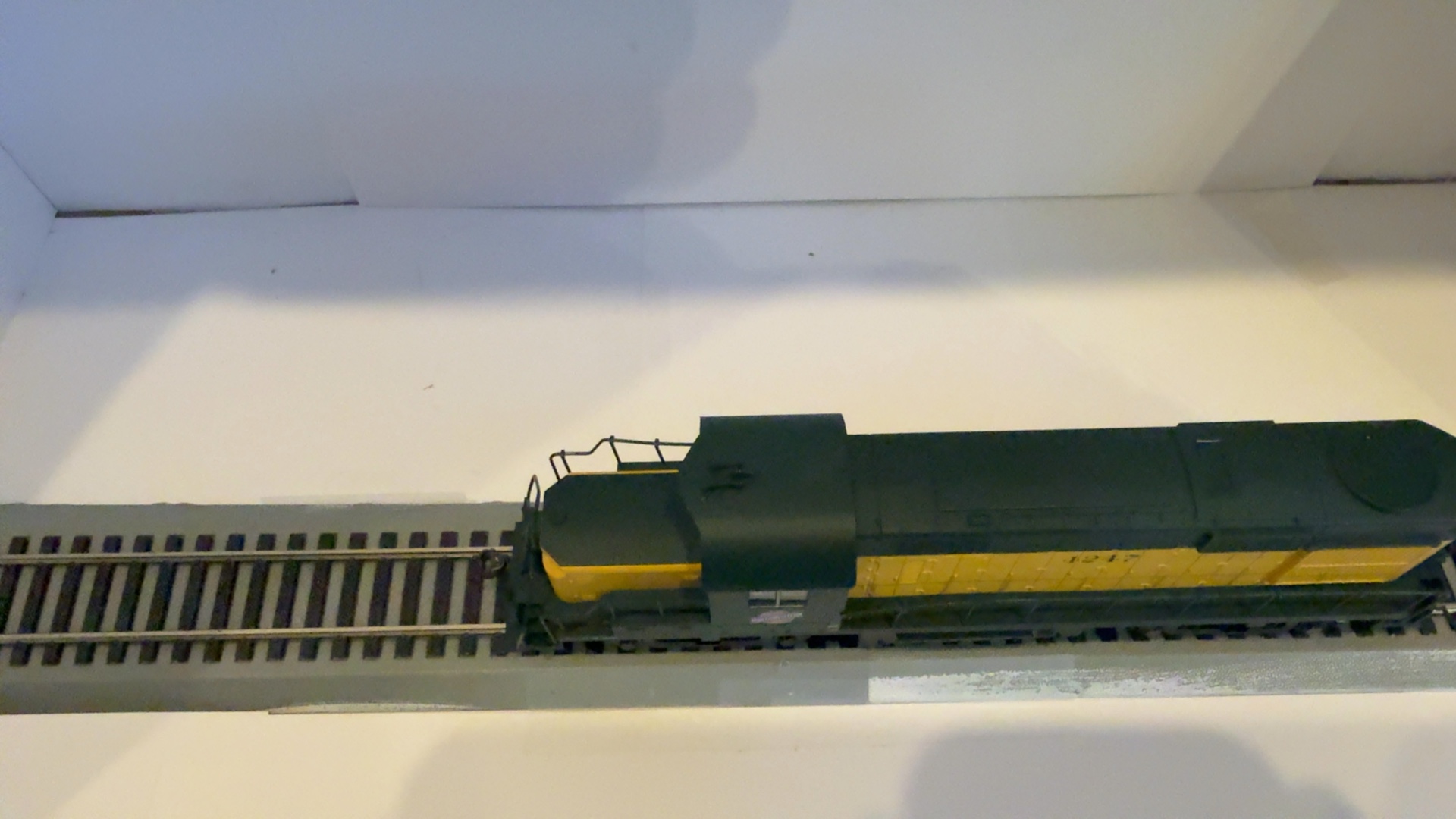Atlas HO Trainman Chicago & North Western RS-32 Locomotive Model Green & Yellow image 2