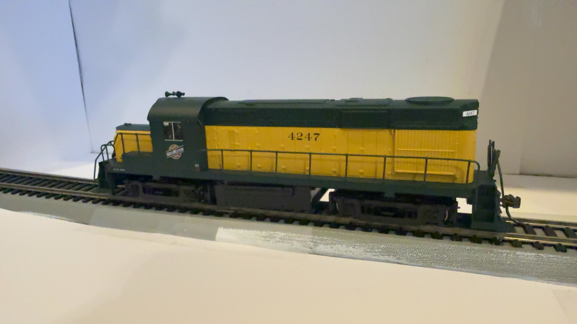Atlas HO Trainman Chicago & North Western RS-32 Locomotive Model Green & Yellow image 3