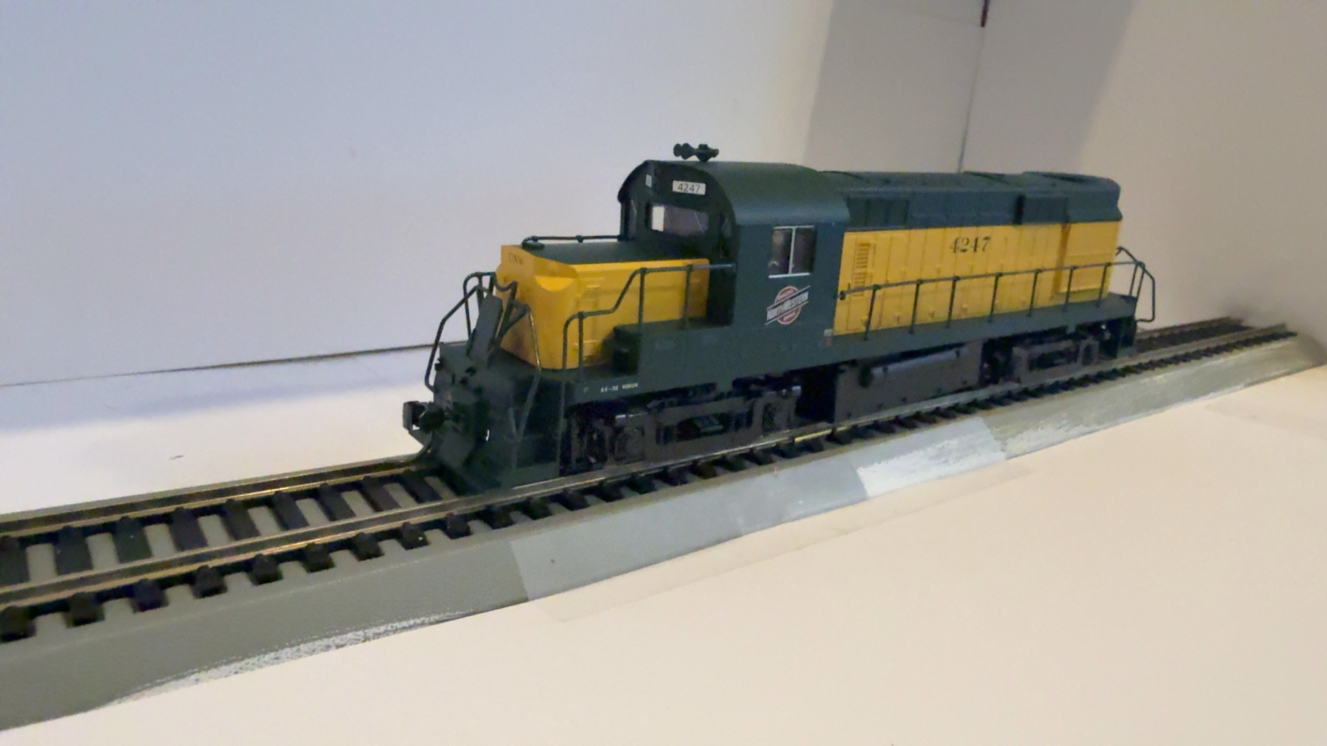 Atlas HO Trainman Chicago & North Western RS-32 Locomotive Model Green & Yellow image 4
