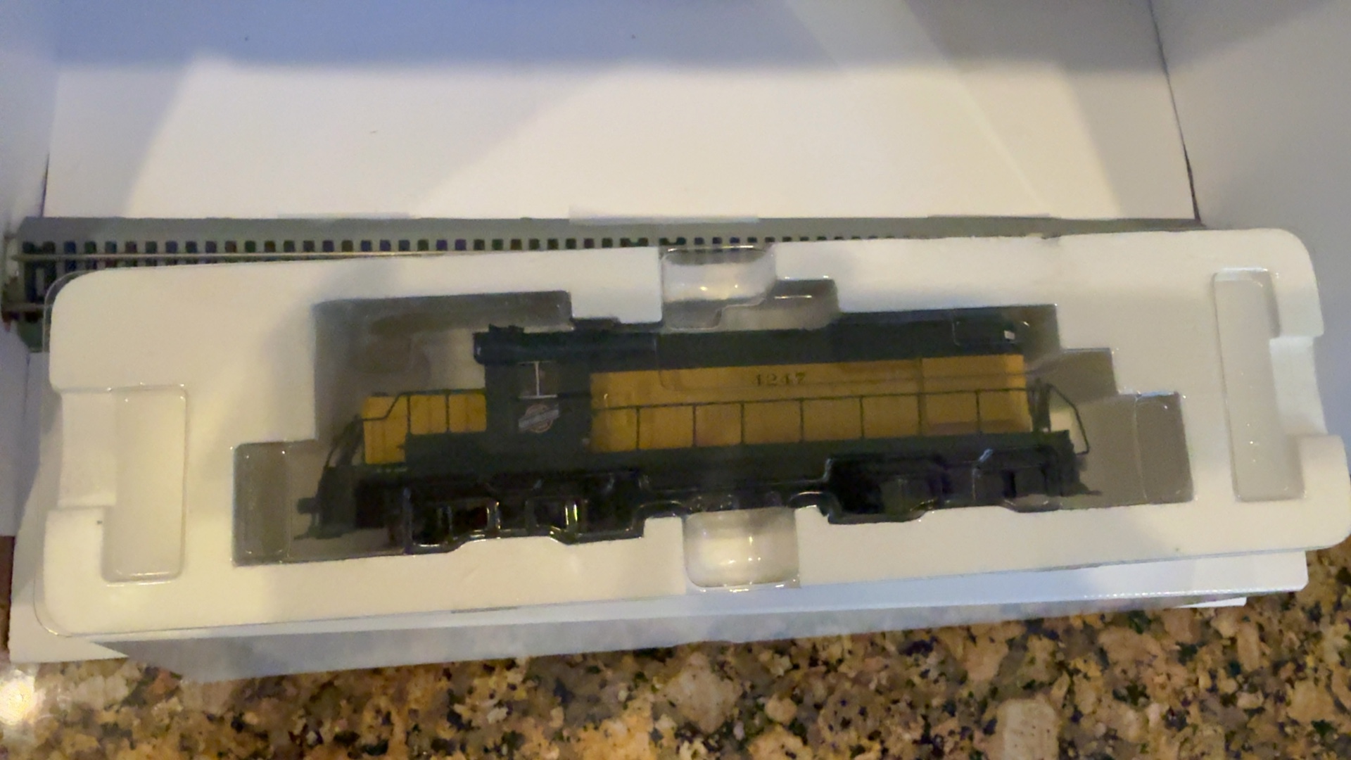 Atlas HO Trainman Chicago & North Western RS-32 Locomotive Model Green & Yellow image 7
